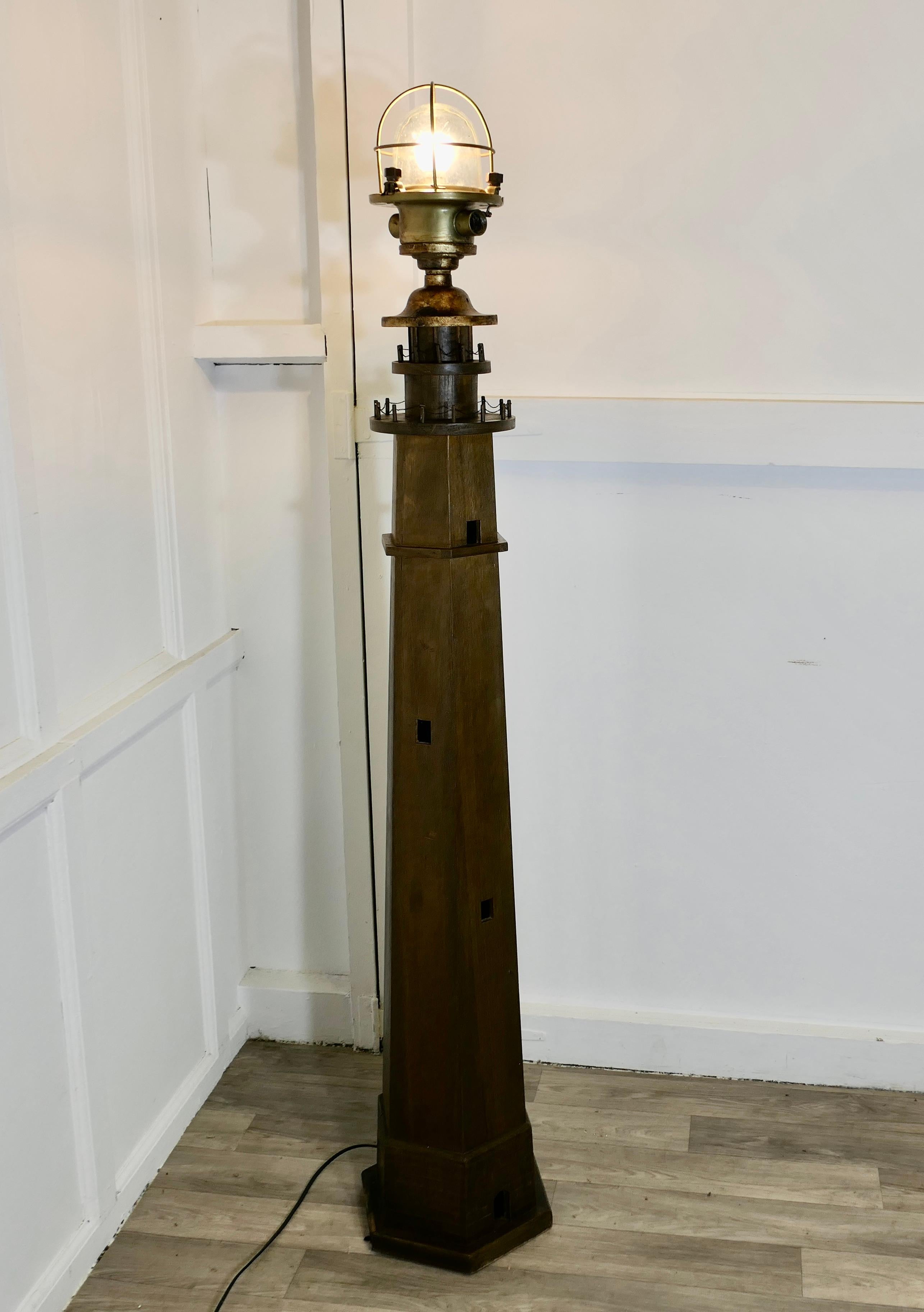 Laiton Lampadaire de phare fantaisie  Something Great et la pièce idéale pour un séjour au bord de la mer. en vente