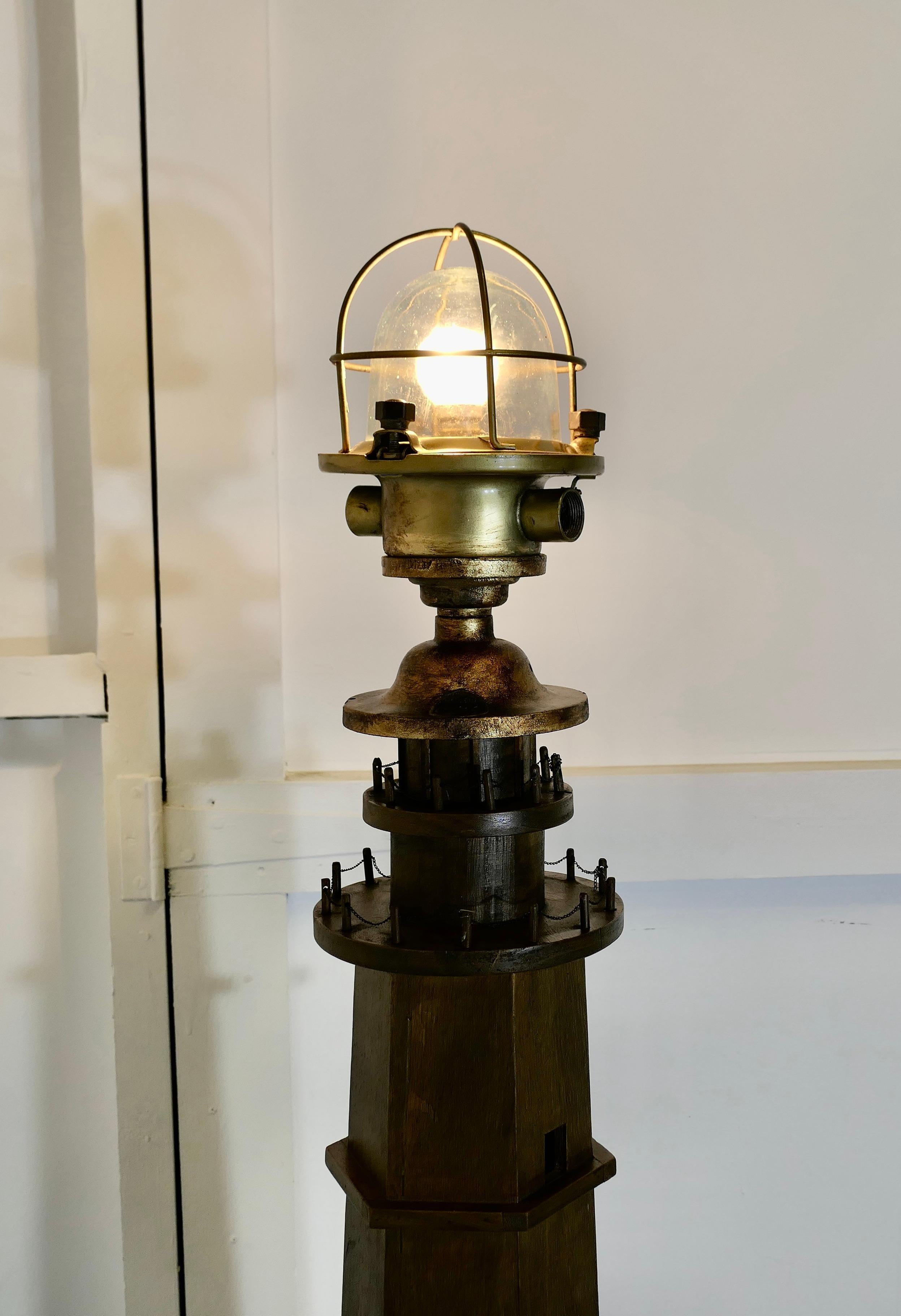 Lampadaire de phare fantaisie  Something Great et la pièce idéale pour un séjour au bord de la mer. en vente 1