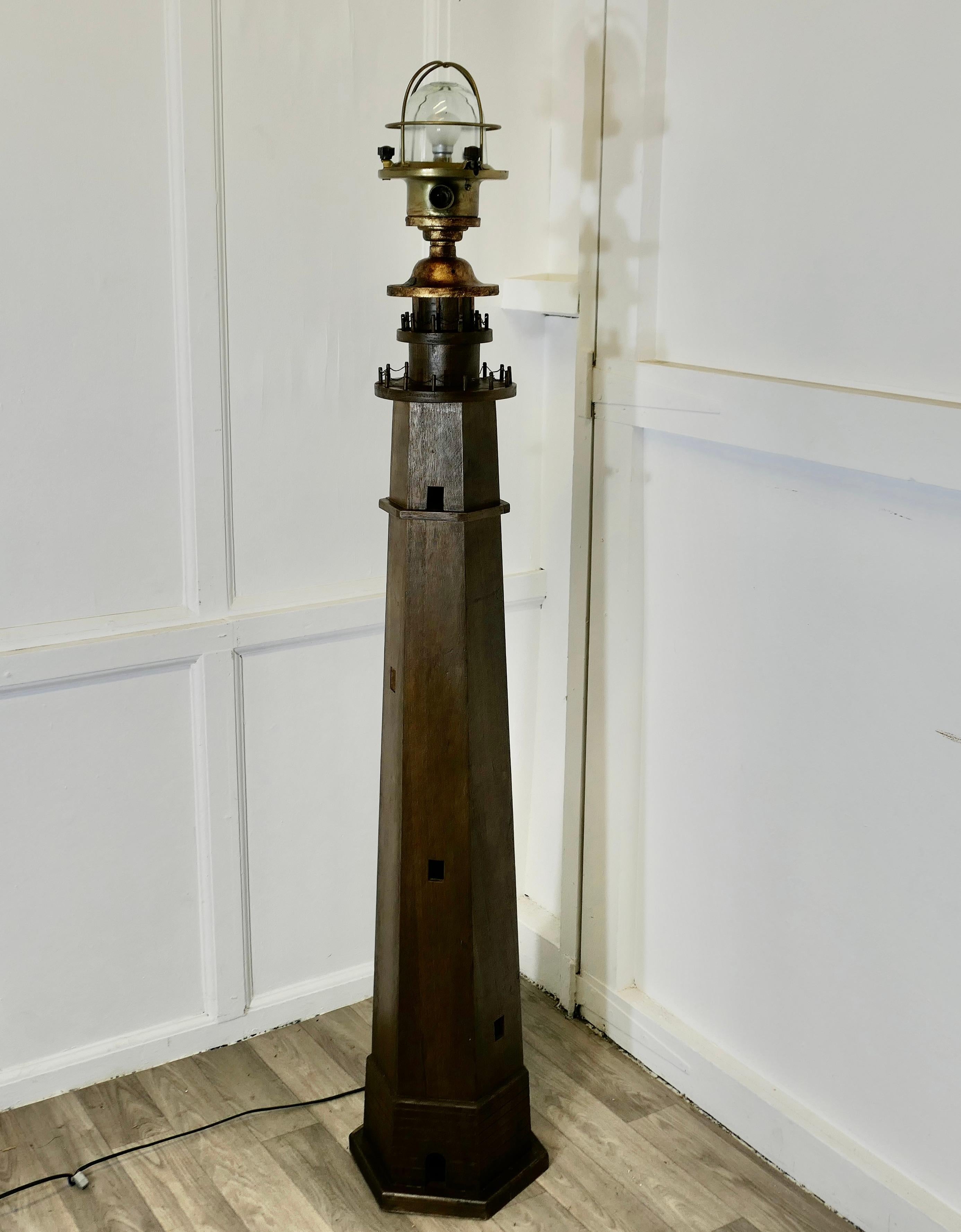 Lampadaire de phare fantaisie  Something Great et la pièce idéale pour un séjour au bord de la mer. en vente 2