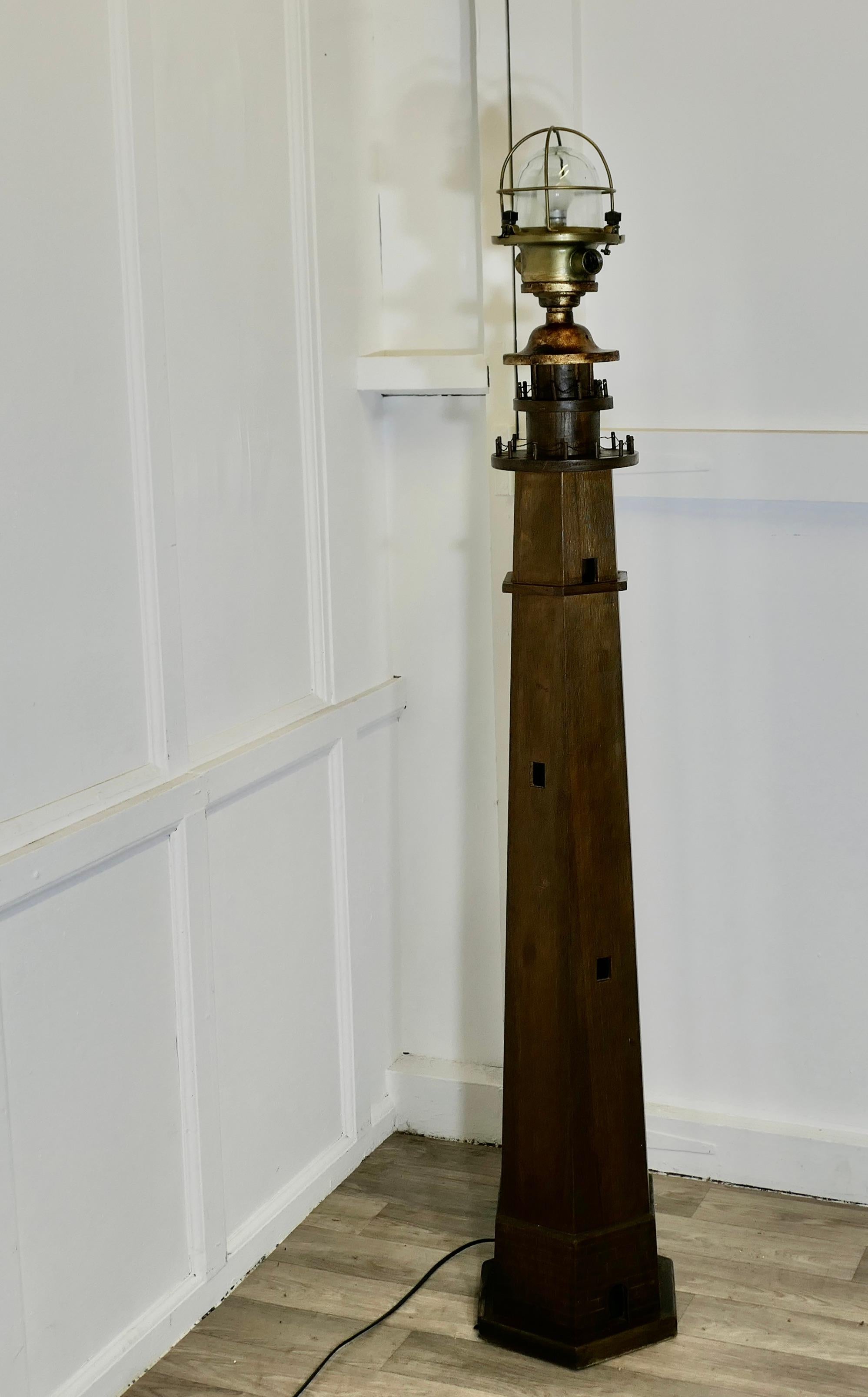 Lampadaire de phare fantaisie  Something Great et la pièce idéale pour un séjour au bord de la mer. en vente 3