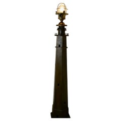 Una lampada da terra a forma di faro  Divertente e ideale per una vacanza al mare.
