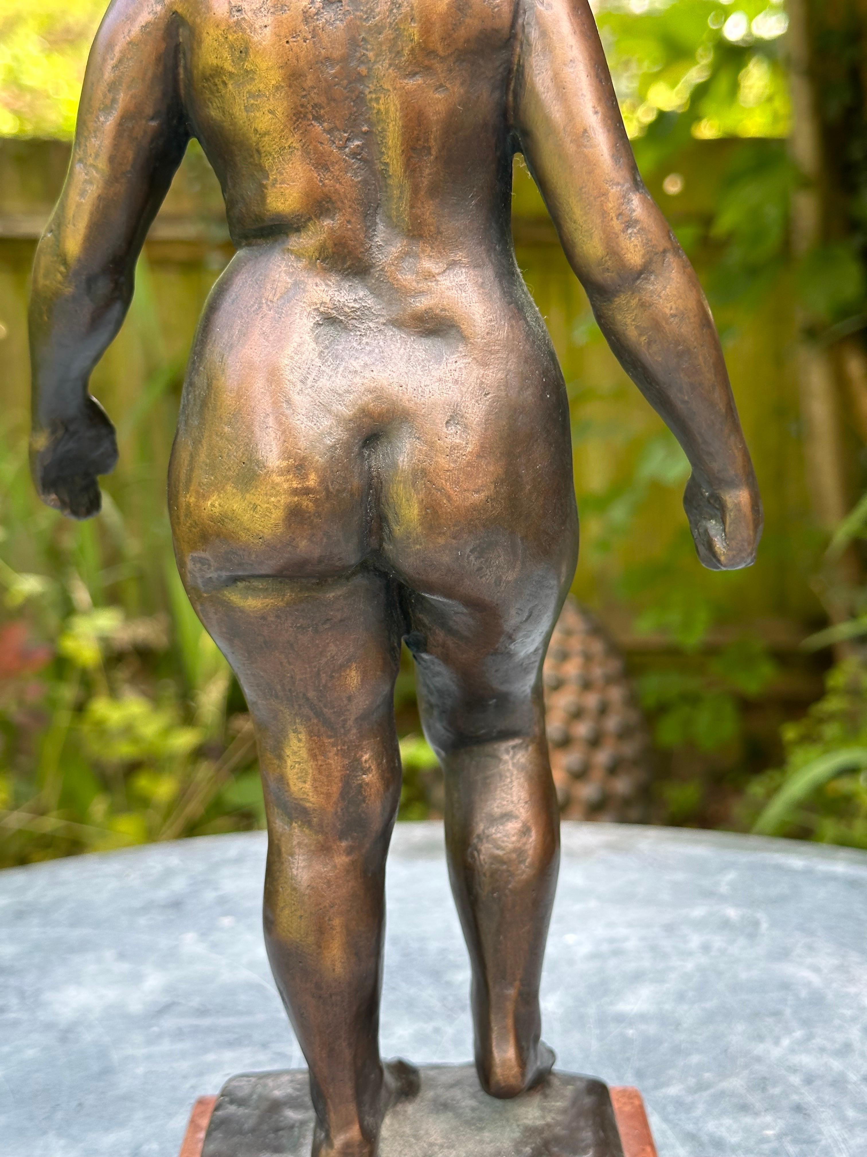 A nude bronze sculpture of a woman.  In Good Condition For Sale In Southall, GB