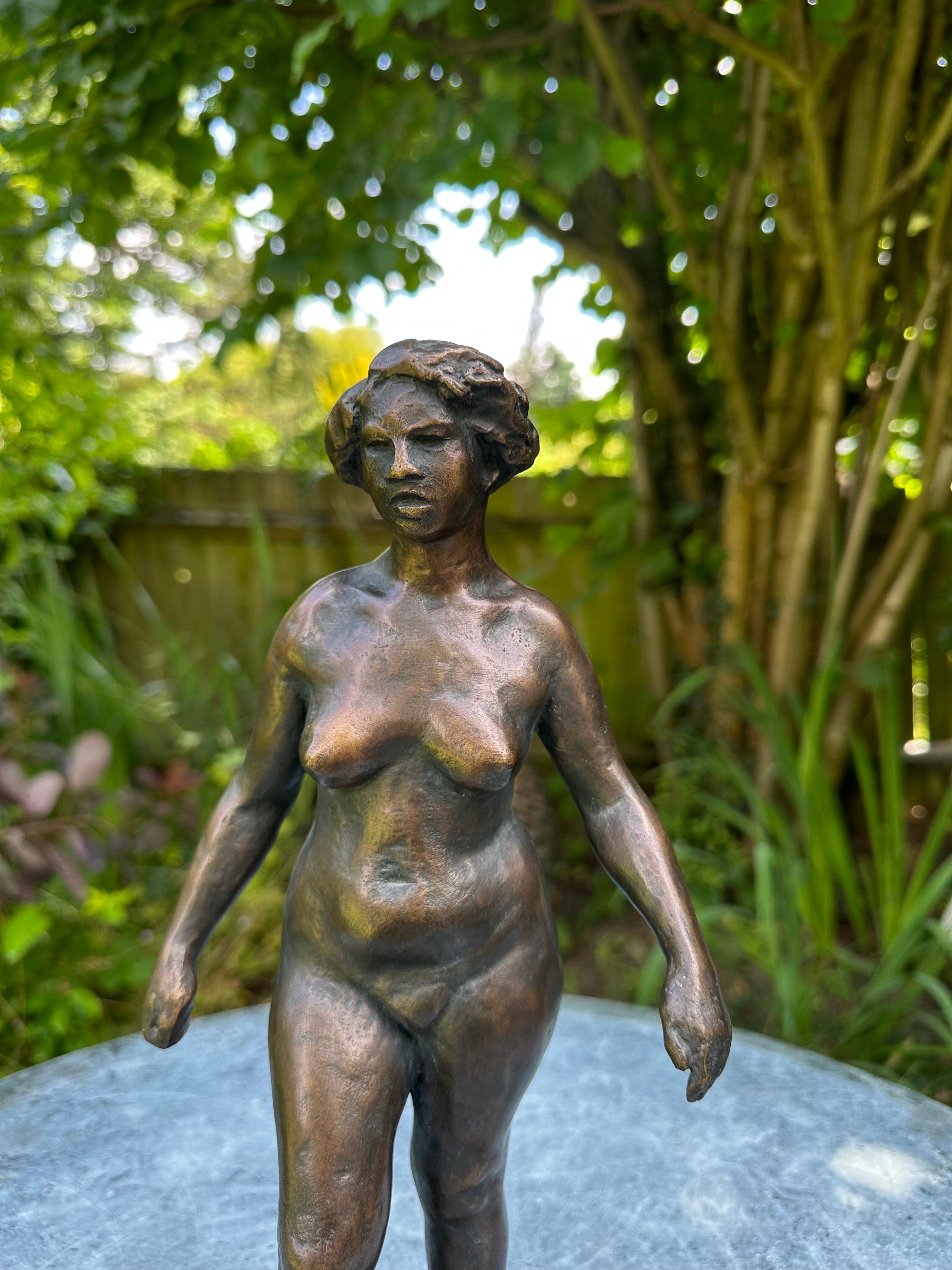 Eine nackte Bronzeskulptur einer Frau.  (20. Jahrhundert) im Angebot