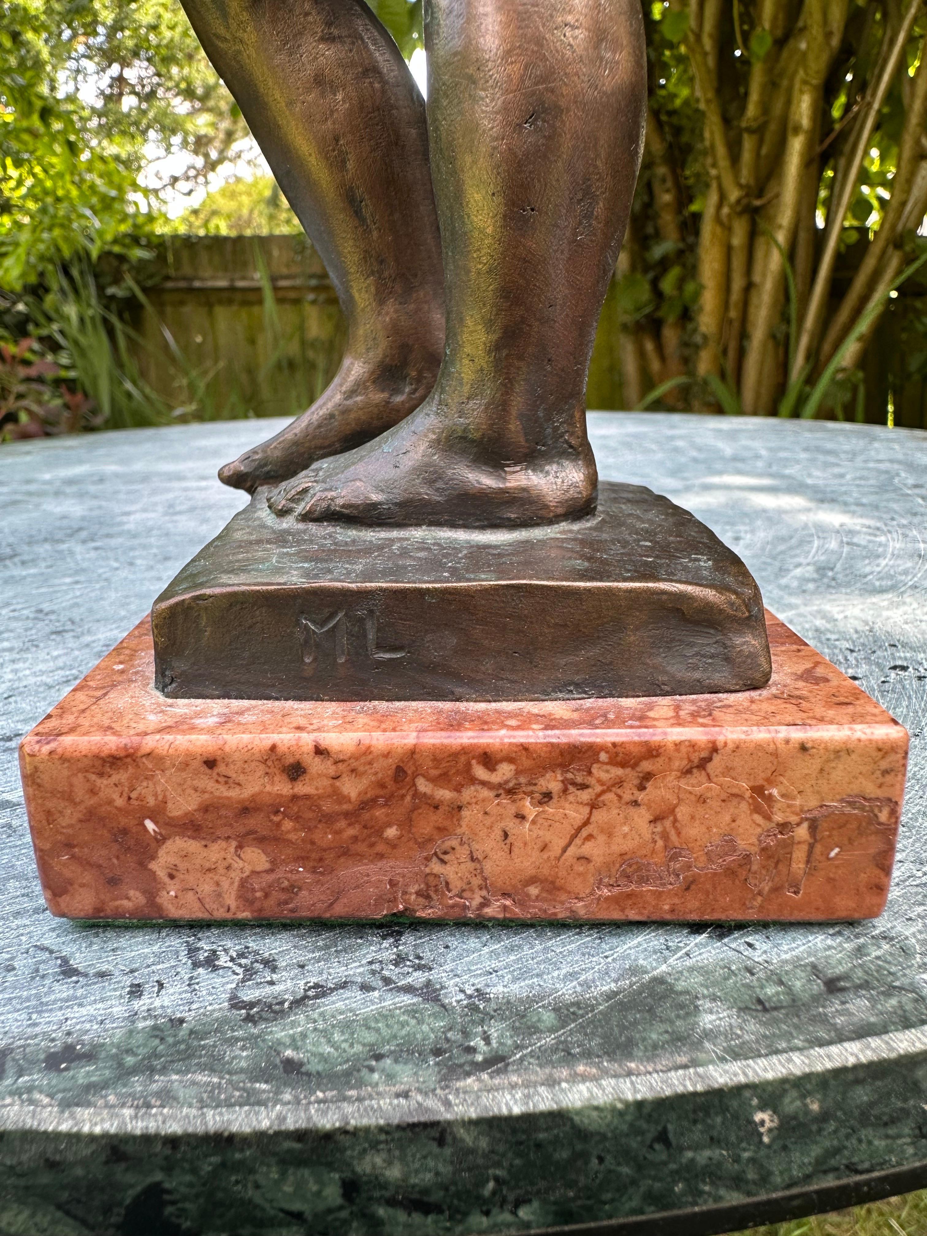 Eine nackte Bronzeskulptur einer Frau.  (Glas) im Angebot