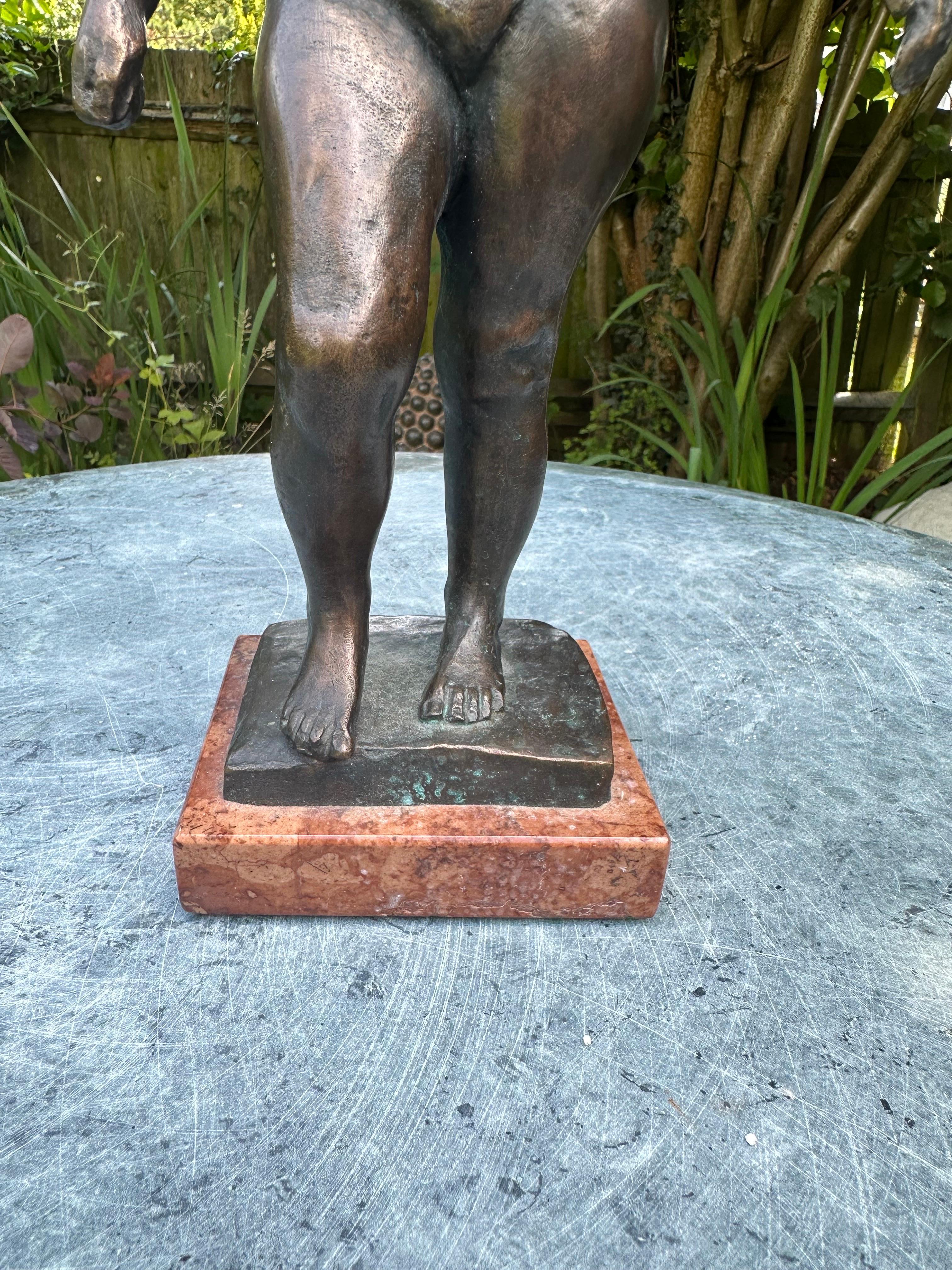 Eine nackte Bronzeskulptur einer Frau.  im Angebot 1