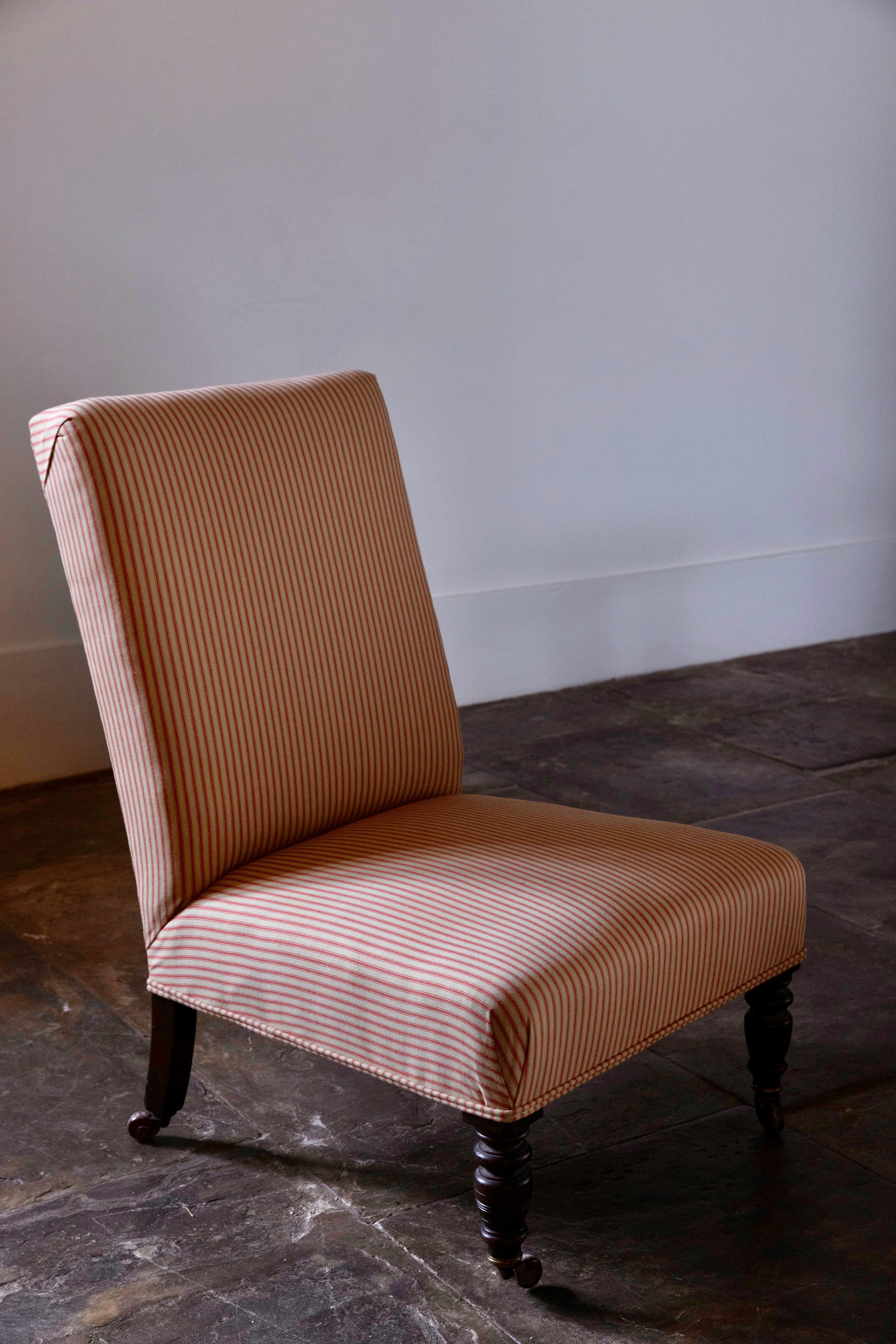 Una sedia da infermiera con rotelle originali in ottone, rivestita con un ticchettio di ruggine. Realizzato in Inghilterra all'inizio del XX secolo.

