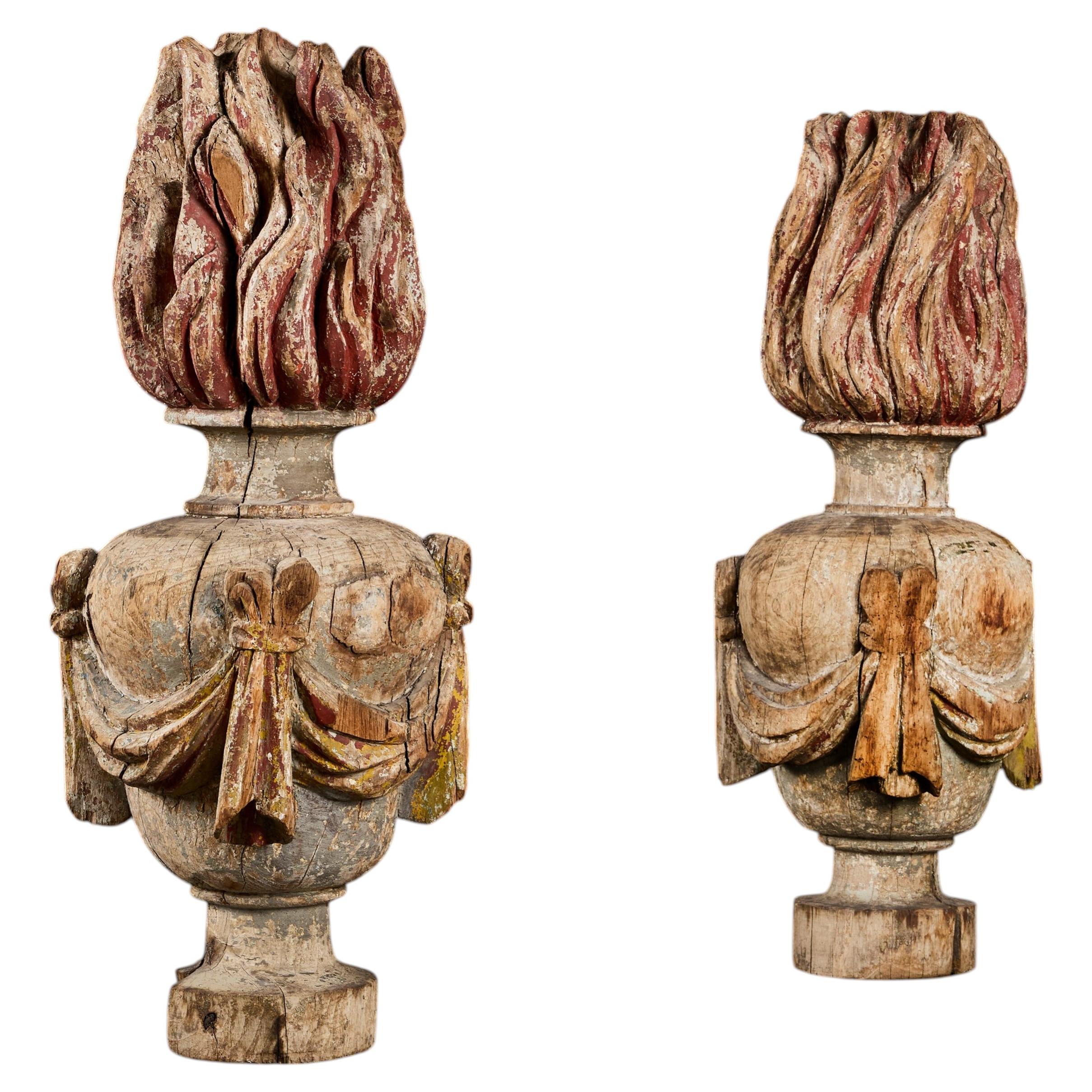 Un ensemble de fleurons de torches en bois sculpté de grande taille, datant du XIXe siècle italien