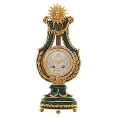 Une horloge de cheminée dans le style Louis XVI, le 19e siècle.