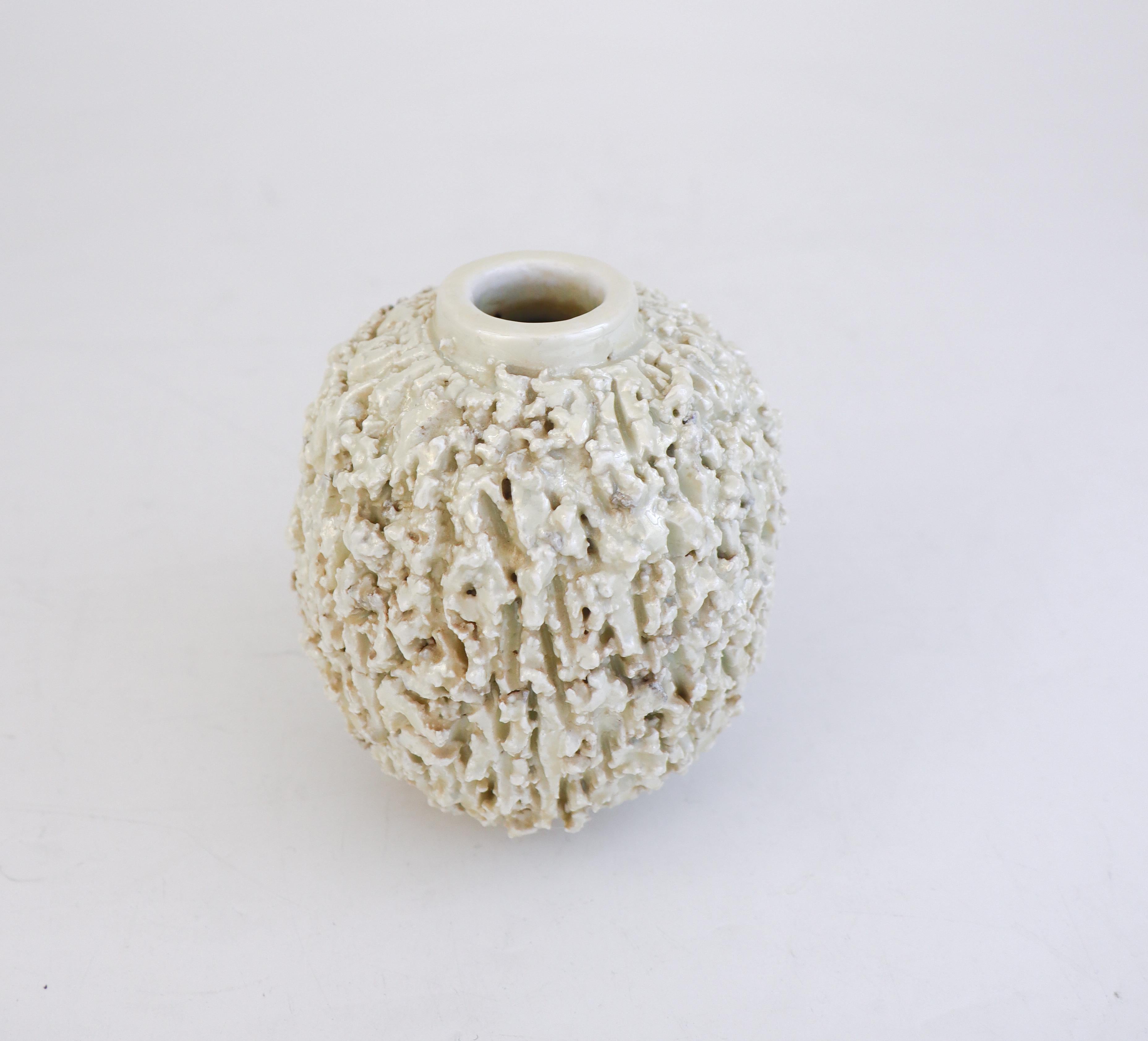 Scandinavo moderno A off-white Luster Hedgehog vase - Chamotte - Gunnar Nylund - Rörstrand in vendita