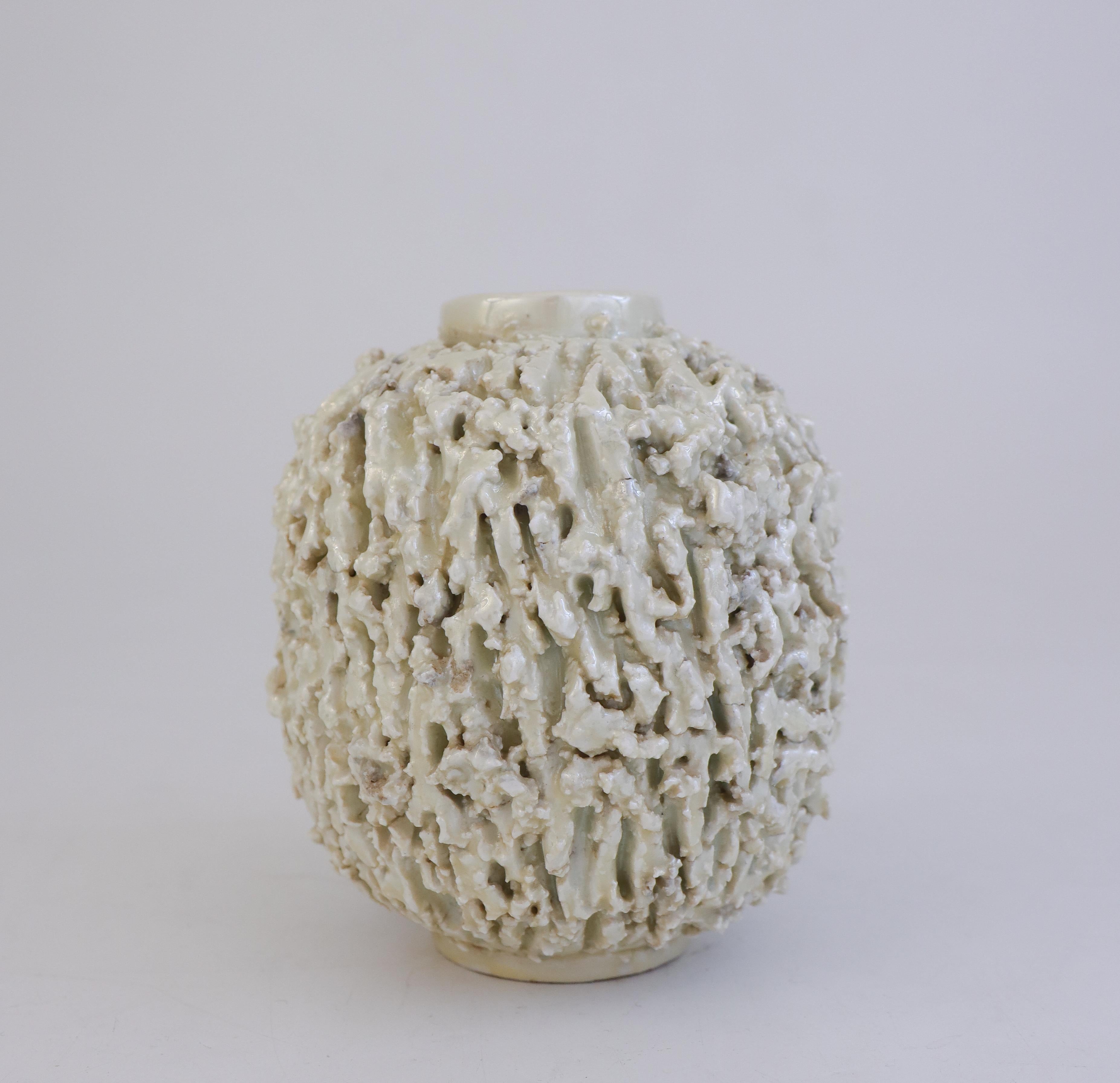 Svedese A off-white Luster Hedgehog vase - Chamotte - Gunnar Nylund - Rörstrand in vendita