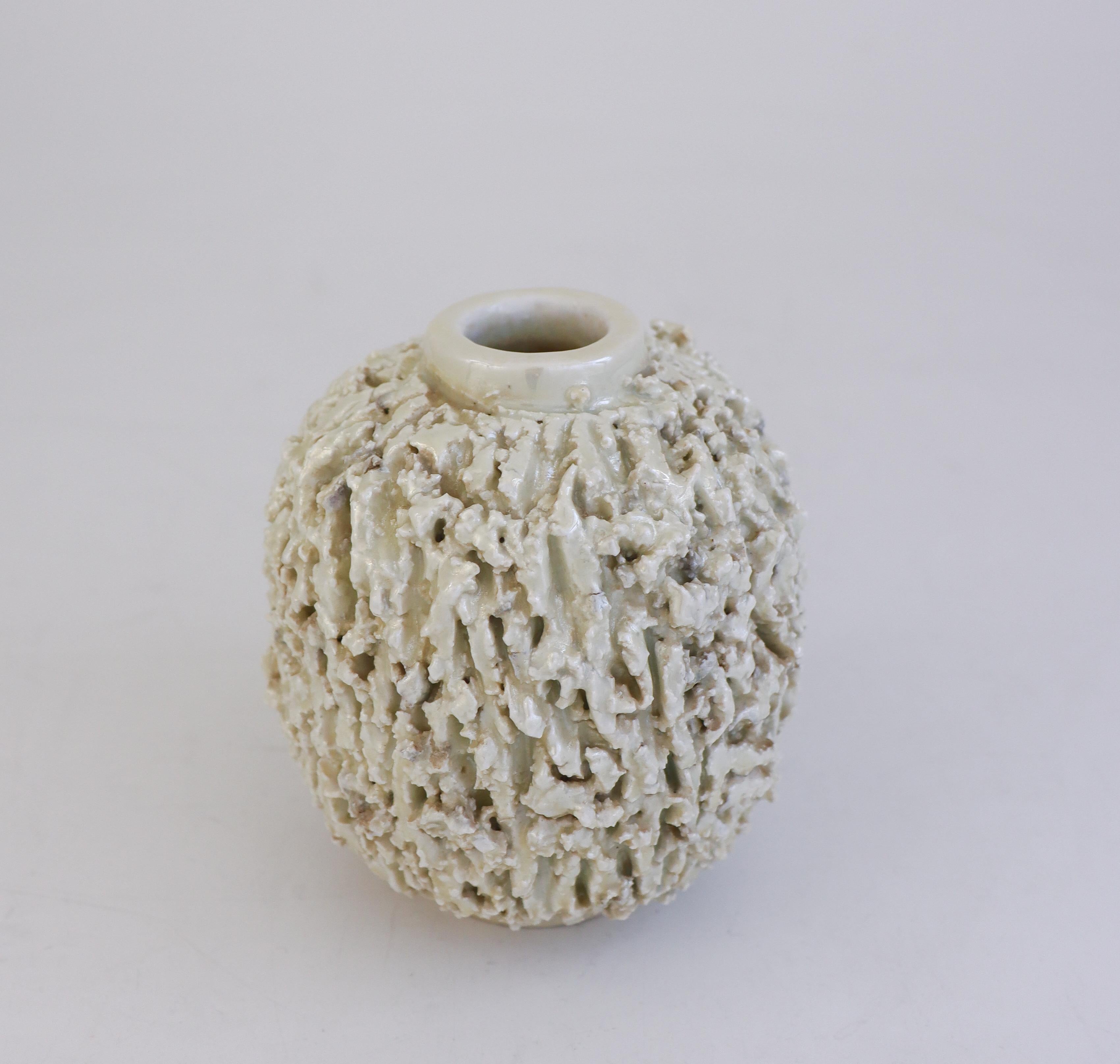 Smaltato A off-white Luster Hedgehog vase - Chamotte - Gunnar Nylund - Rörstrand in vendita