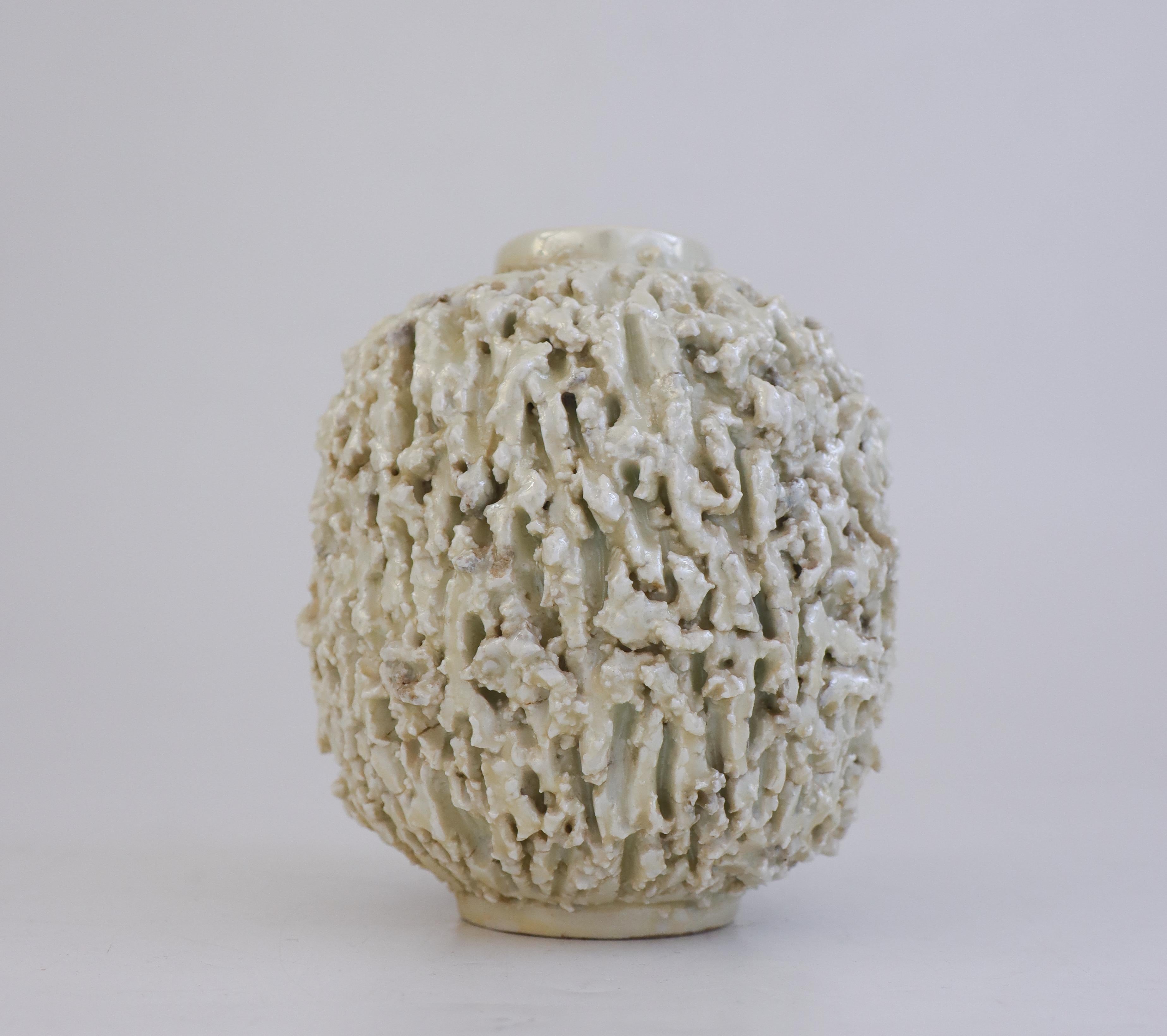 A off-white Luster Hedgehog vase - Chamotte - Gunnar Nylund - Rörstrand In condizioni ottime in vendita a Stockholm, SE