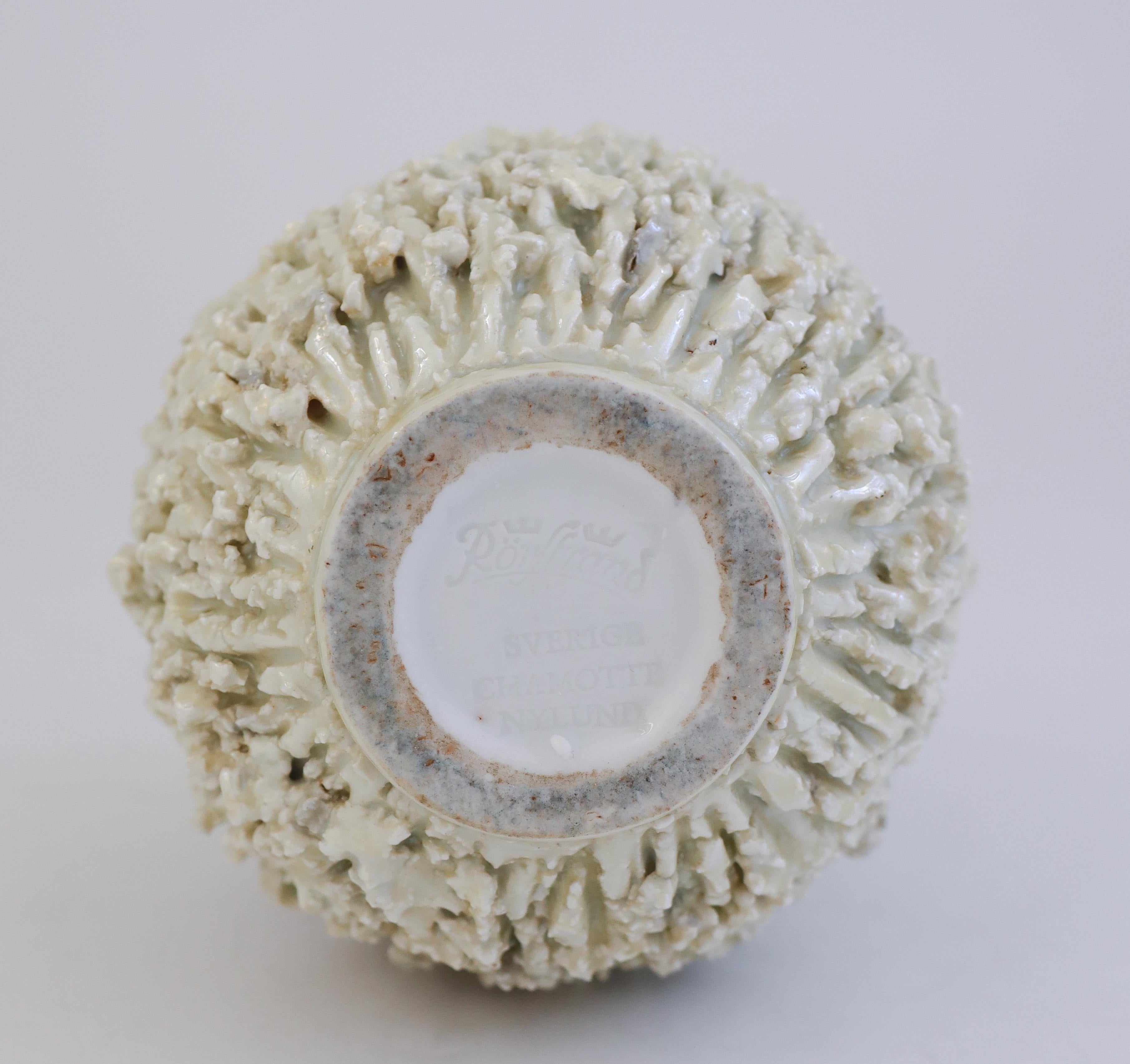 XX secolo A off-white Luster Hedgehog vase - Chamotte - Gunnar Nylund - Rörstrand in vendita