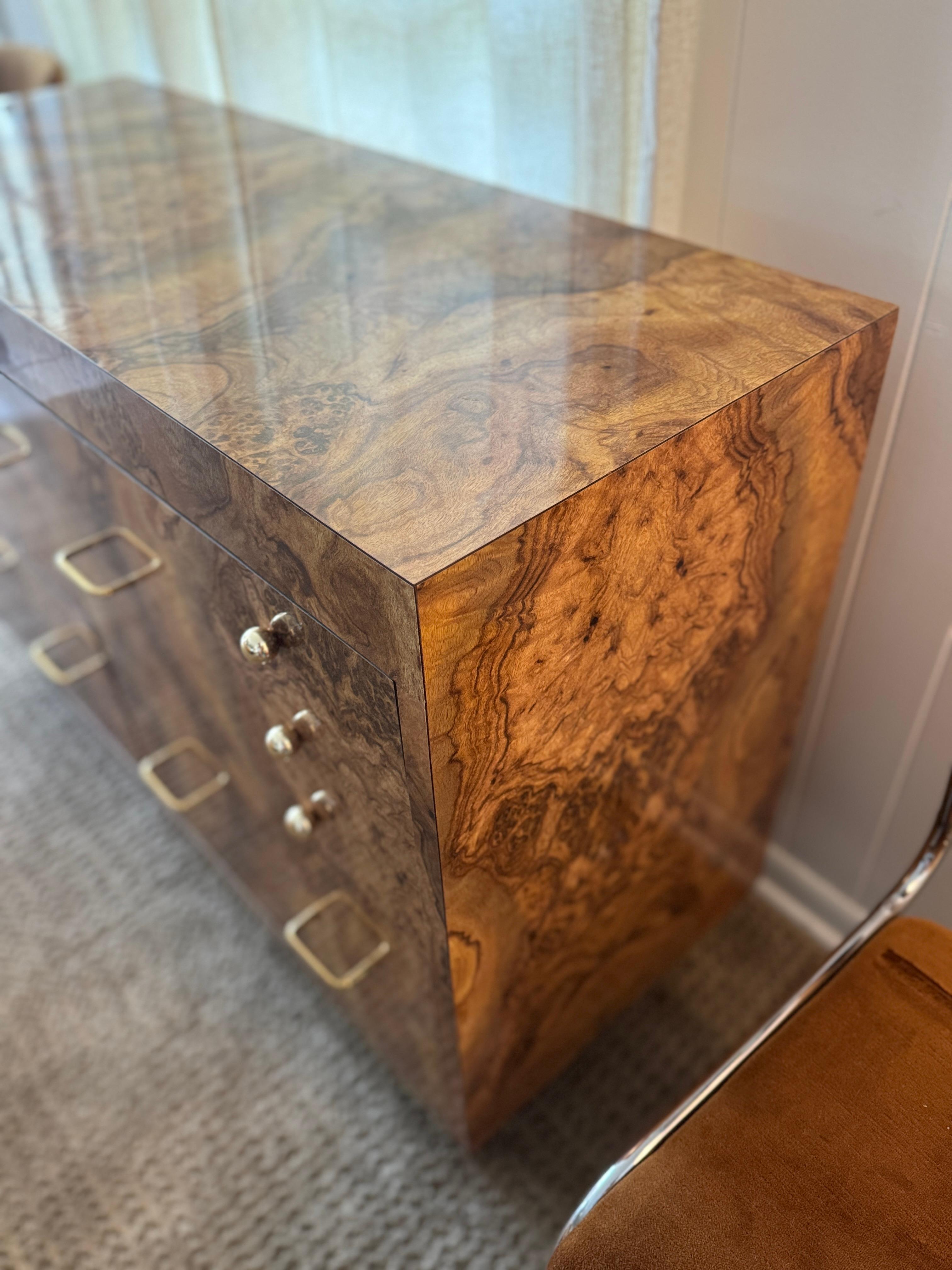 Un armario vintage de chapa de madera de Burl, único en su especie, con herrajes de latón 3