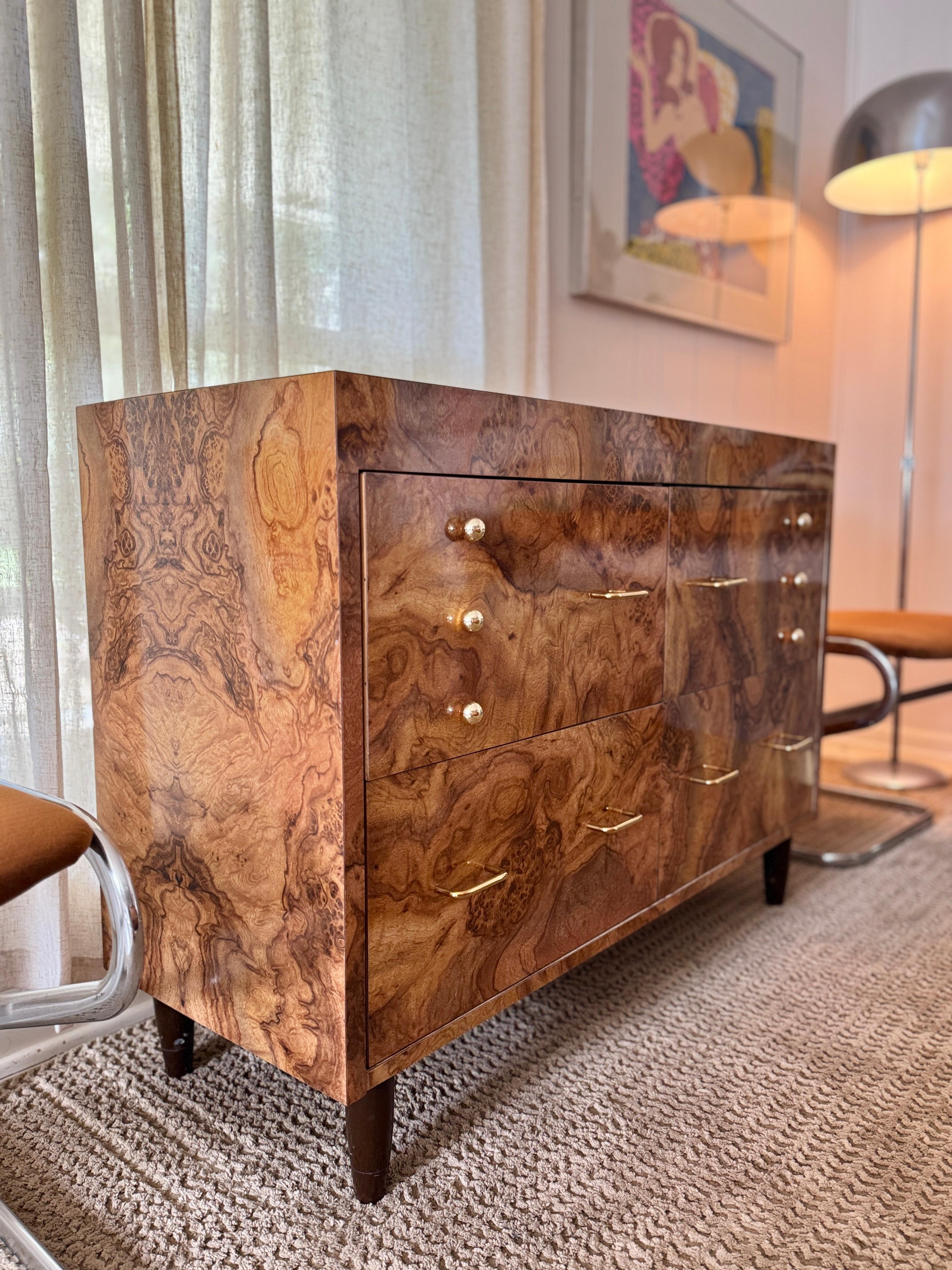 Un armario vintage de chapa de madera de Burl, único en su especie, con herrajes de latón 5