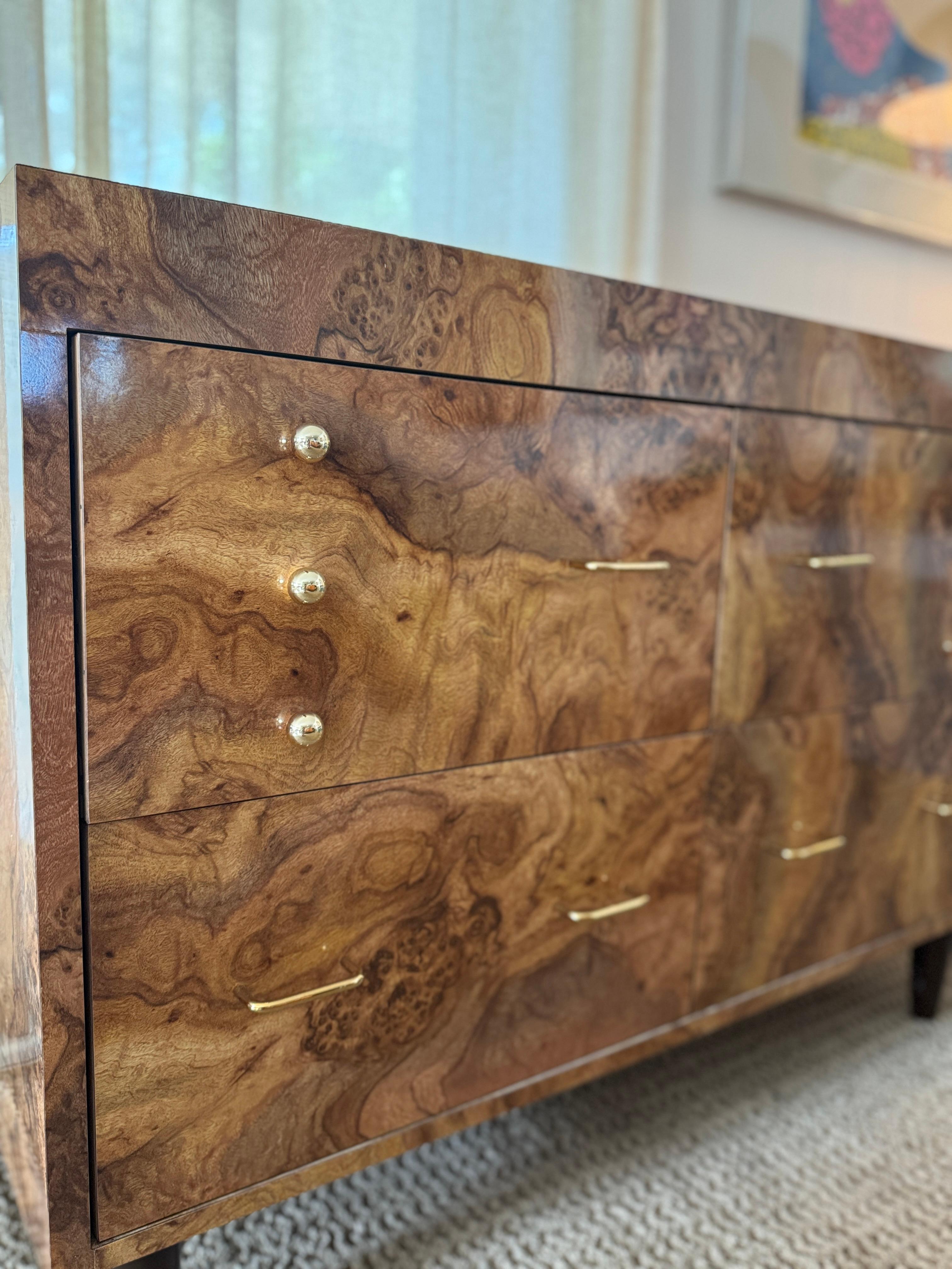 Un armario vintage de chapa de madera de Burl, único en su especie, con herrajes de latón 6