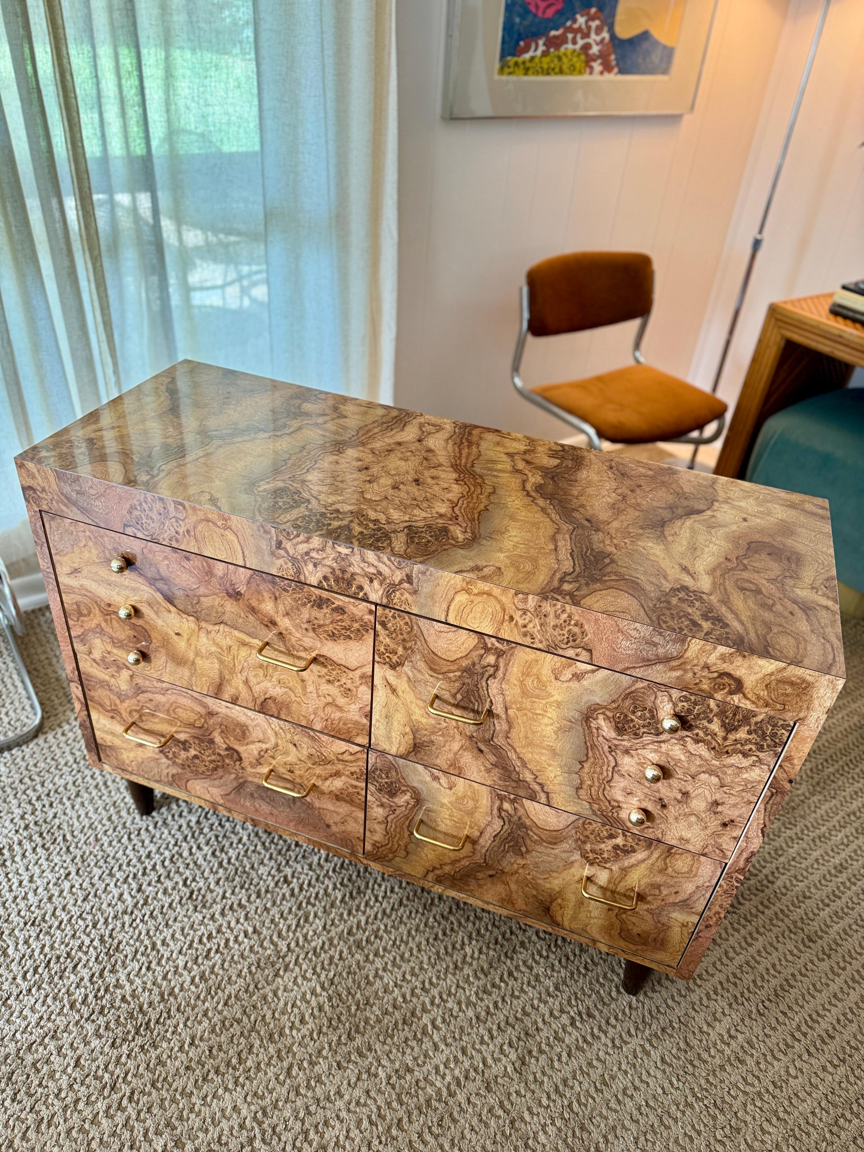 Un armario vintage de chapa de madera de Burl, único en su especie, con herrajes de latón Madera de burl