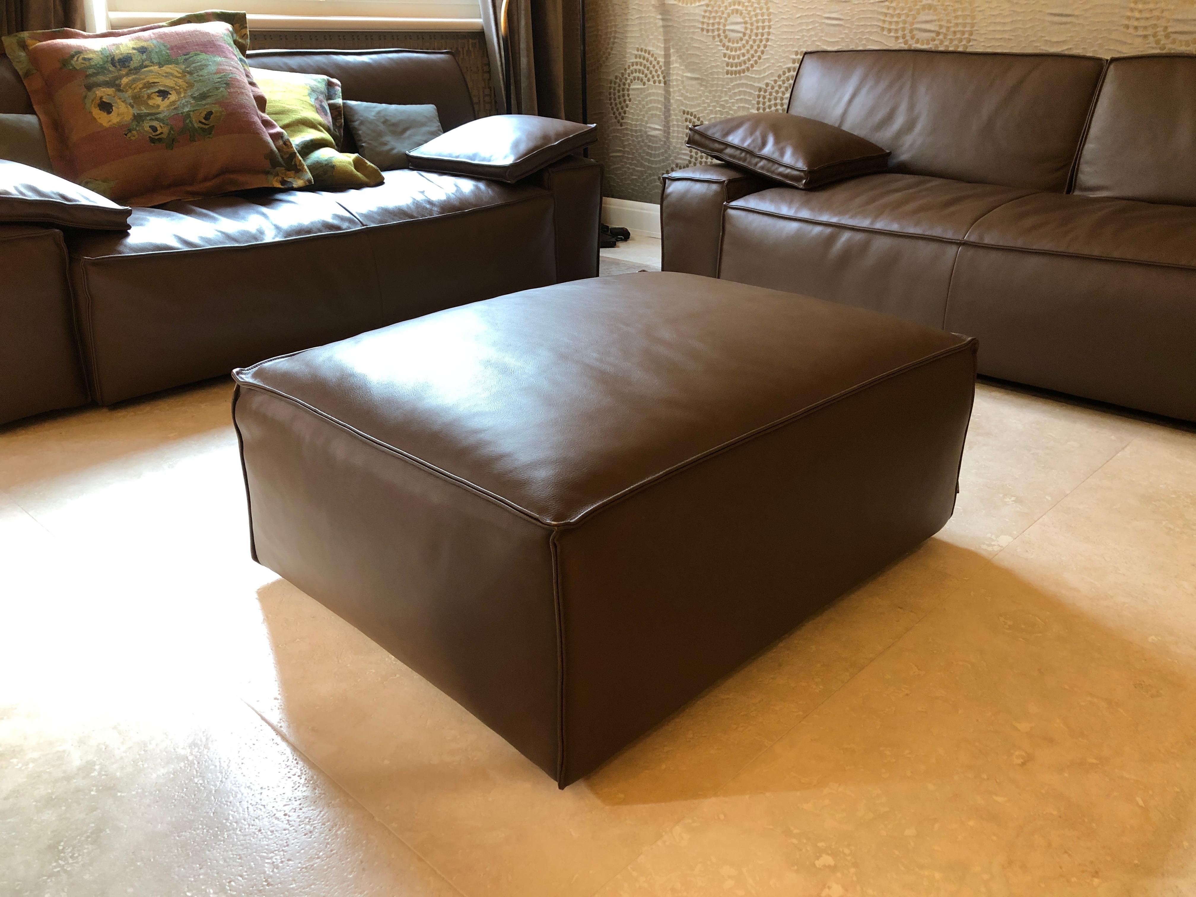 A ottoman part of My World collection designed by Philippe Starck for Cassina in 2003 

Footrest ottoman in leather, brown finish. 

The frame is in tubular steel equipped with elastic straps and the padding of the structure is in flexible