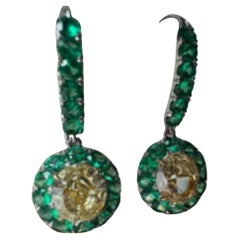 Orecchini con smeraldo e diamante ovale 3,21 WX VVS1 e 3,17 YZ VVS2