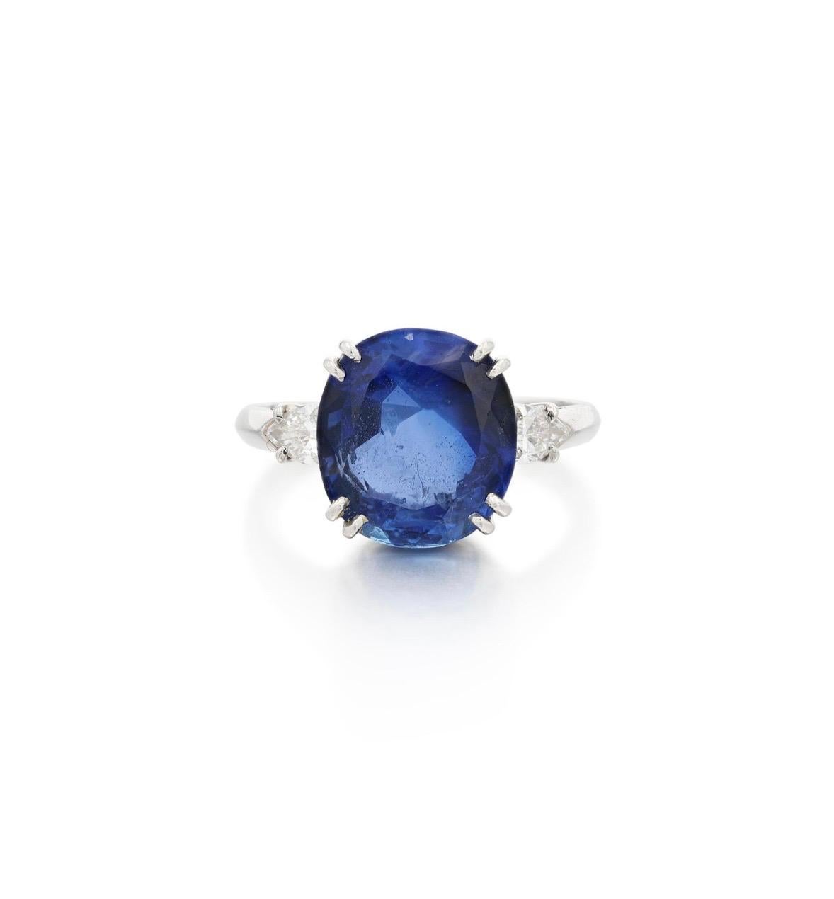 Uno zaffiro ovale con diamanti a forma di pallottola In condizioni Nuovo in vendita a New York, US