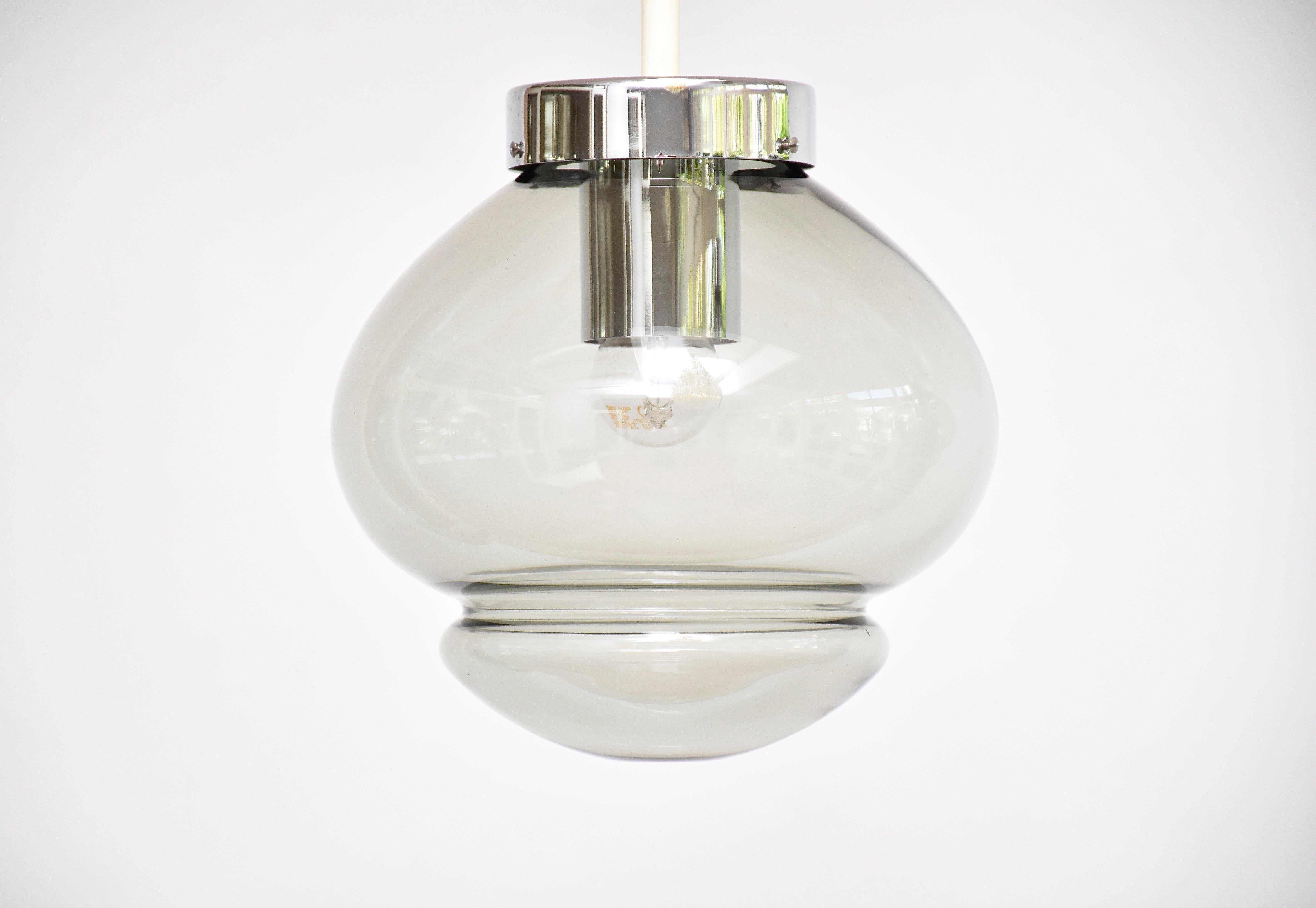 Una bella coppia di due lampade RAAK Amsterdam identiche e originali. Ciascuna con 1 luce.
Vetro fumé e struttura in acciaio, cromata e lucidata.
Periodo: ca. 1970
Condit- molto buono, design moderno.
Luogo di origine: Paesi Bassi
Etichetta firmata