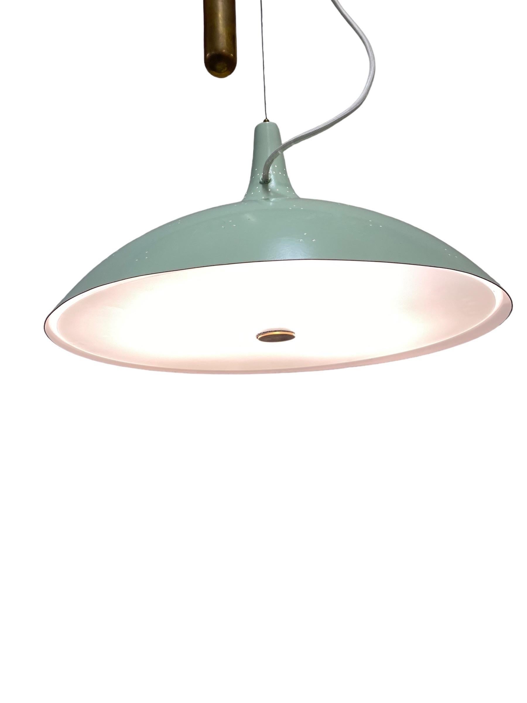 Una lampada da soffitto regolabile modello A1965 disegnata da Paavo Tynell e prodotta da Taito Oy in Finlandia negli anni Cinquanta. Questa lampada è dotata di un meccanismo a contrappeso che permette di regolarne l'altezza e mette in mostra il