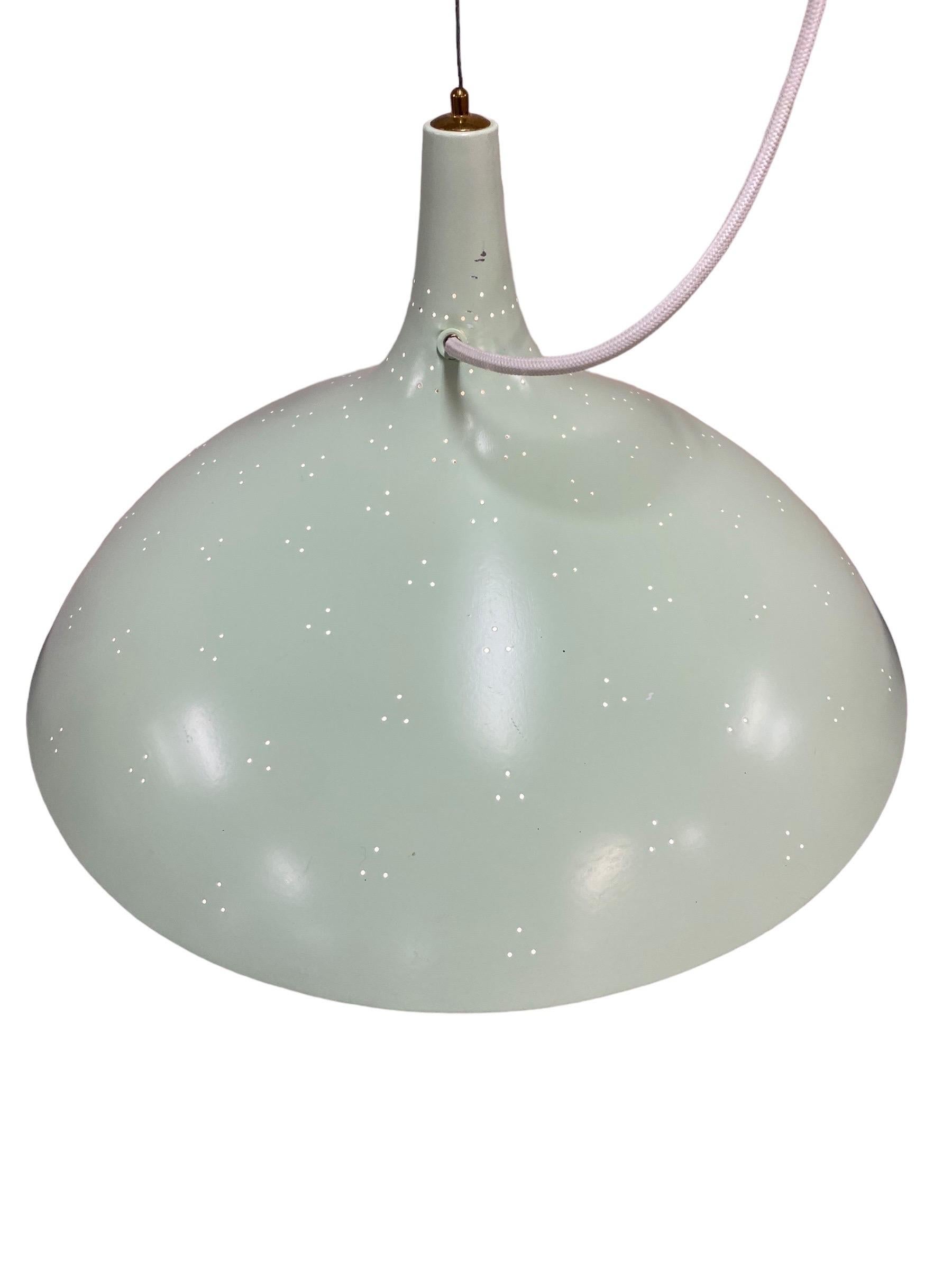 Scandinavo moderno Una lampada da soffitto regolabile Paavo Tynell modello A1965 in Greene & Greene, Taito anni '50 in vendita