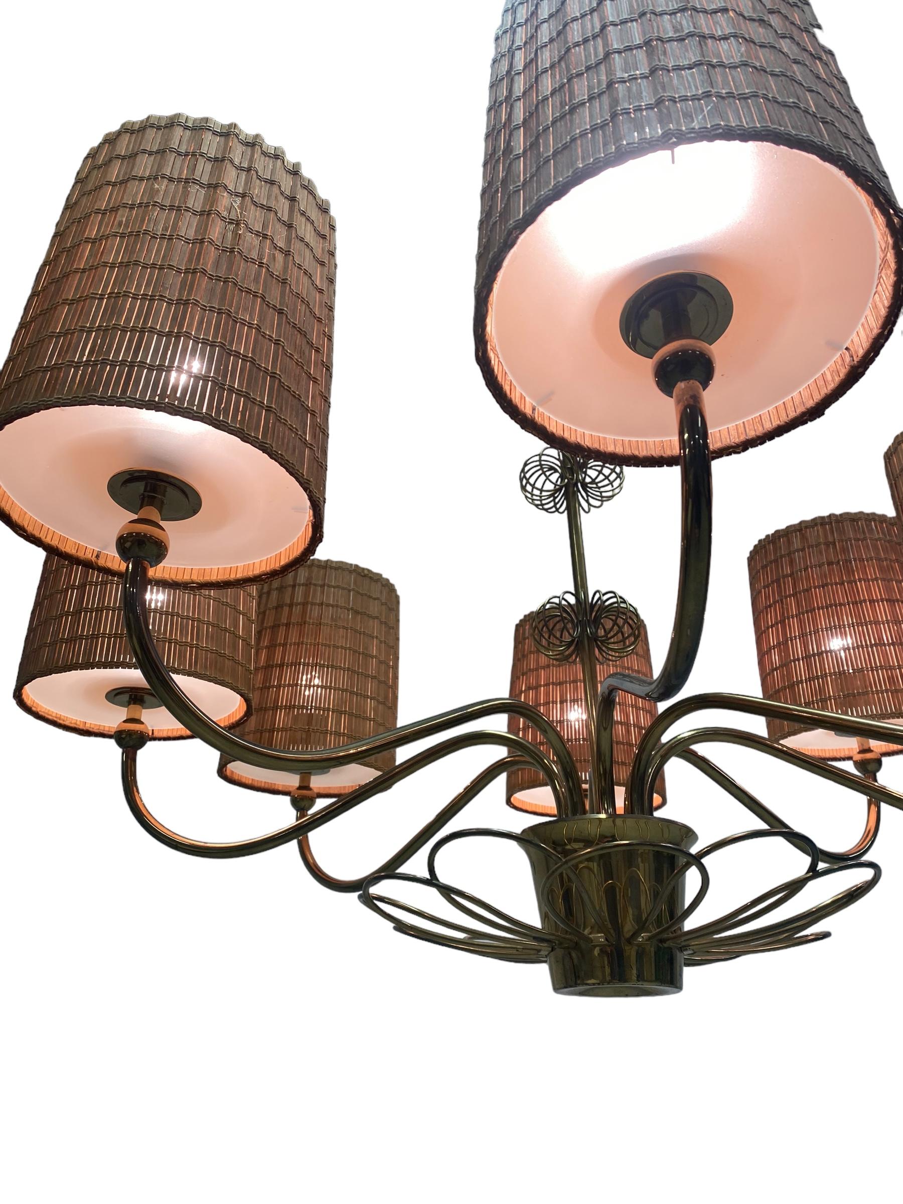 Mid-Century moderno Grande lampadario su commissione in ottone e paralumi in rattan di Paavo Tynell, Taito 1950 in vendita