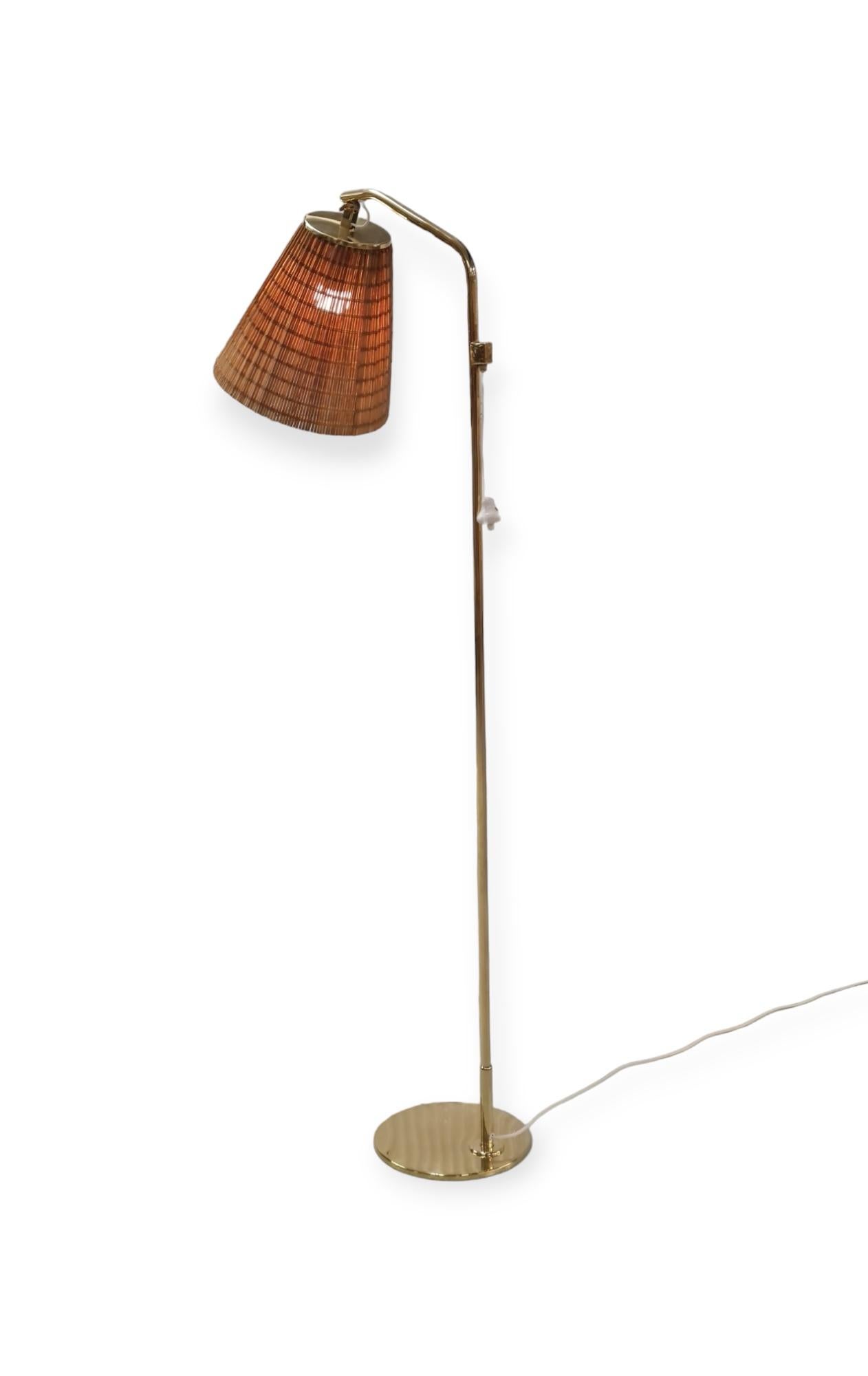 Eine elegante Stehleuchte des Meisterdesigners Paavo Tynell. Diese minimalistische Stehleuchte Modell 9613 besticht durch ihre schlichte Eleganz. Der Schirm ist verstellbar, was diese Lampe perfekt für Lesezimmer, Schlafzimmer oder Wohnzimmerecken