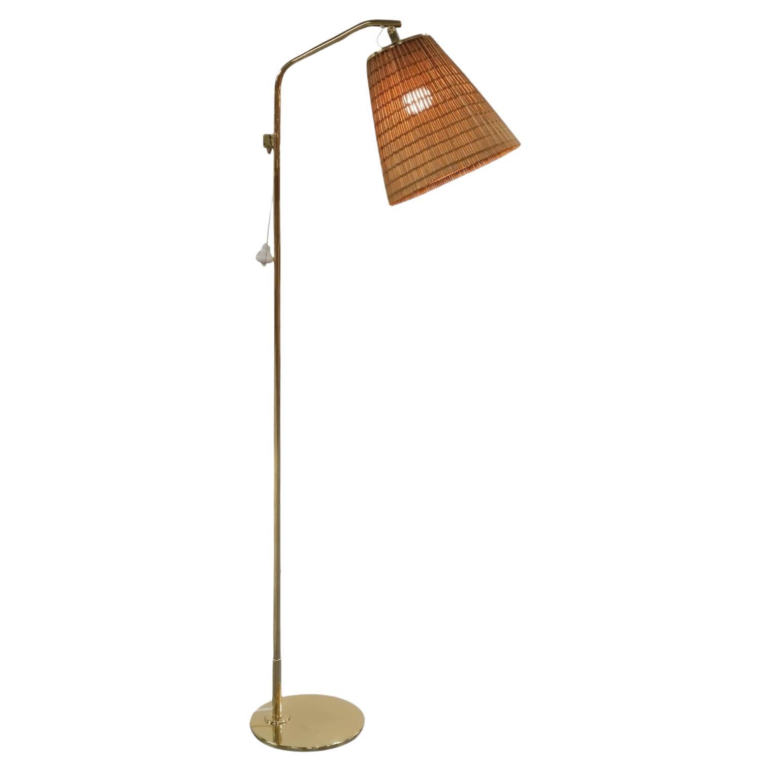 Lampadaire Paavo Tynell modèle 9613 avec abat-jour en rotin en vente