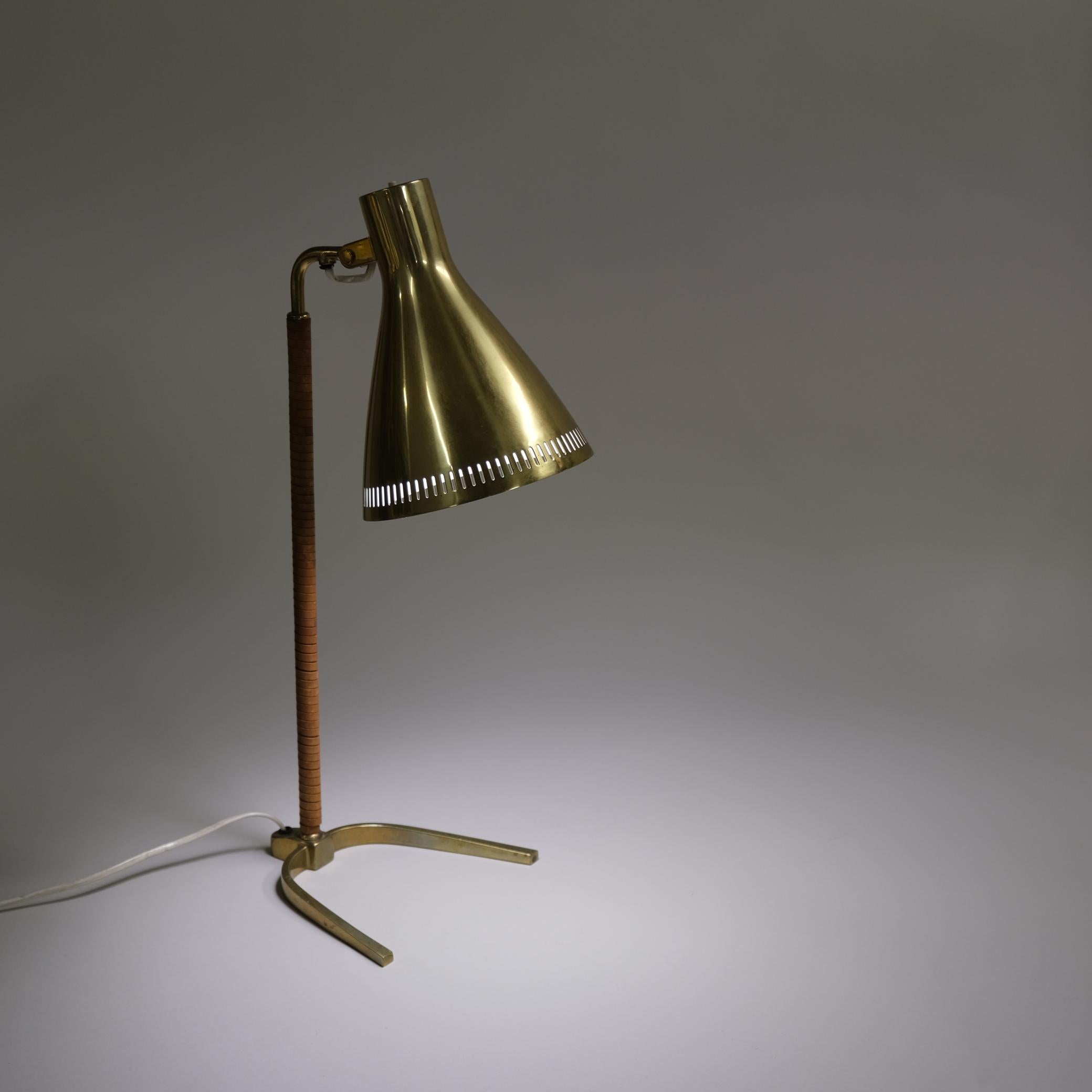 Un bel exemple de la lampe de table modèle 9224 de Paavo Tynell en laiton et cuir et fabriquée par Taito au début des années 1950. Ce modèle est également connu sous le nom de 