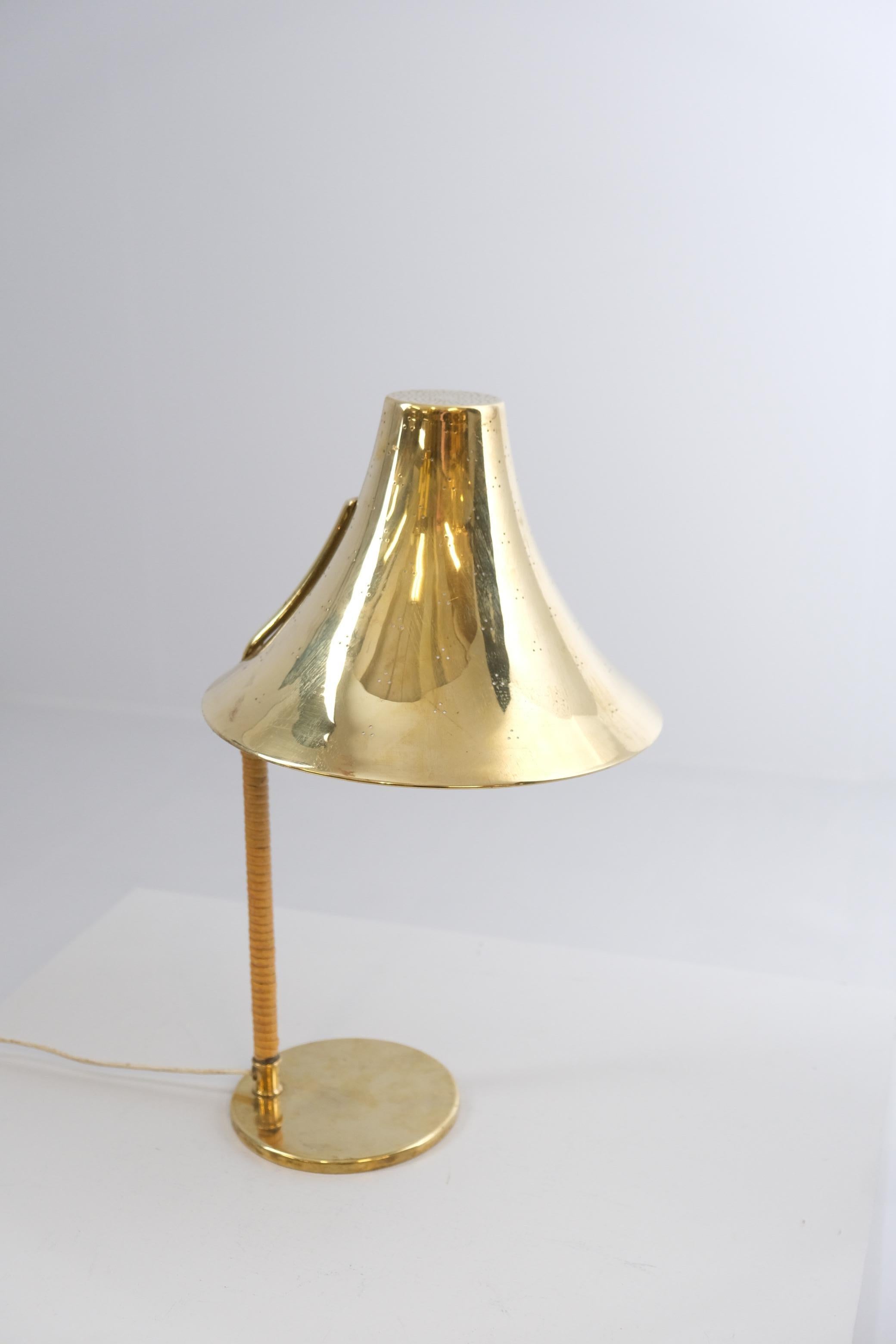 Lampada da tavolo in ottone traforato e rattan 9208 di Paavo Tynell, Taito, 1940 in vendita 3