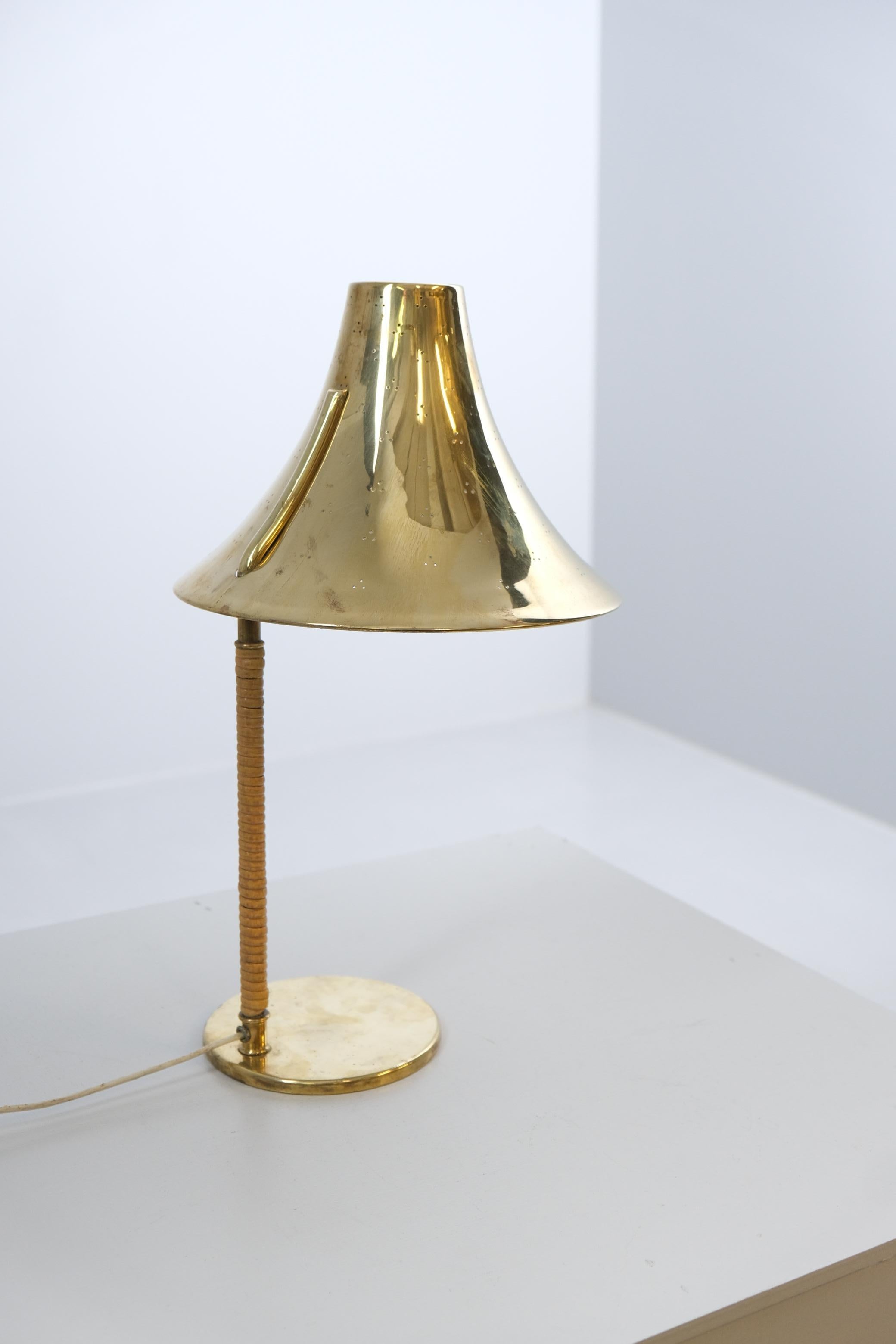 Lampada da tavolo in ottone traforato e rattan 9208 di Paavo Tynell, Taito, 1940 in vendita 4