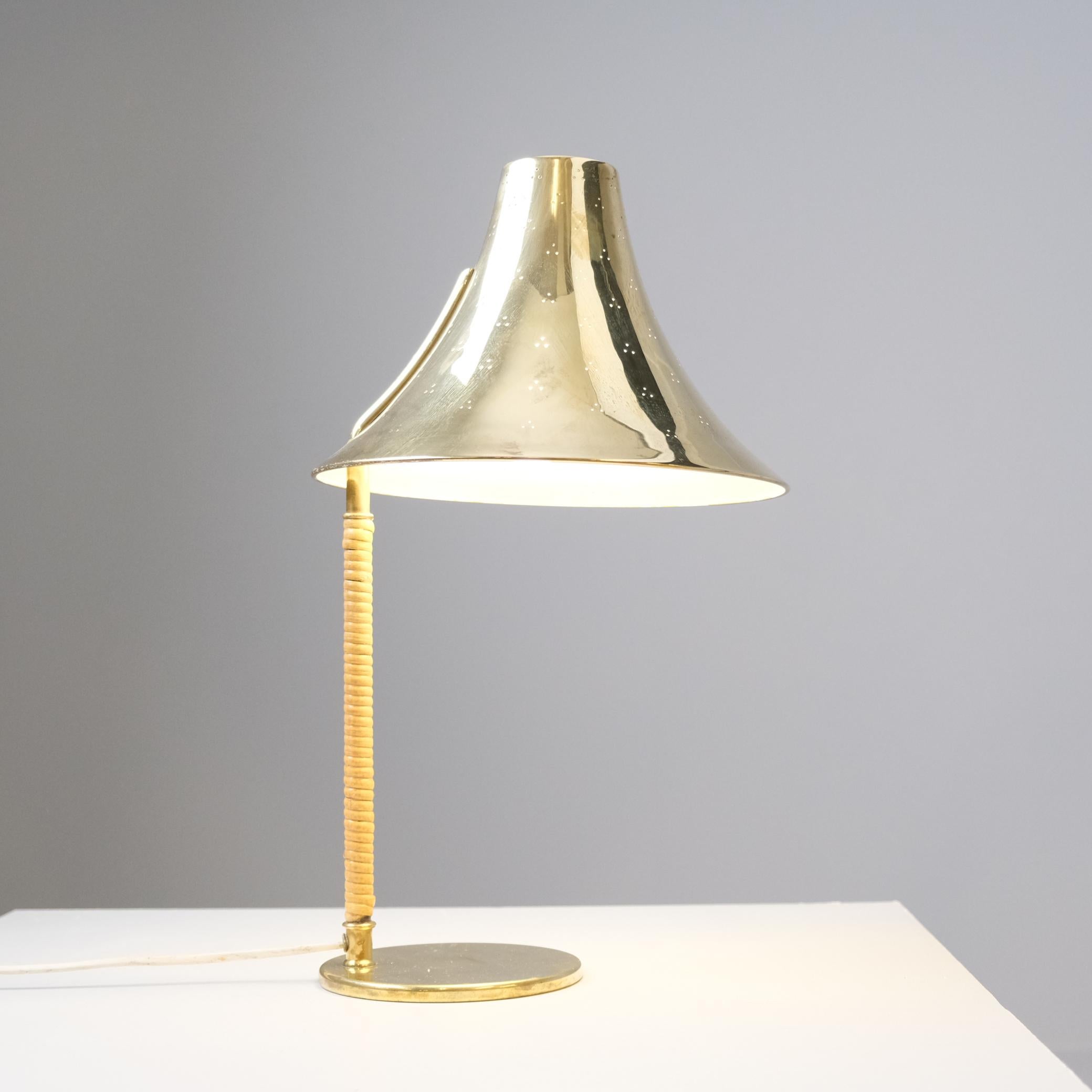 Scandinavo moderno Lampada da tavolo in ottone traforato e rattan 9208 di Paavo Tynell, Taito, 1940 in vendita