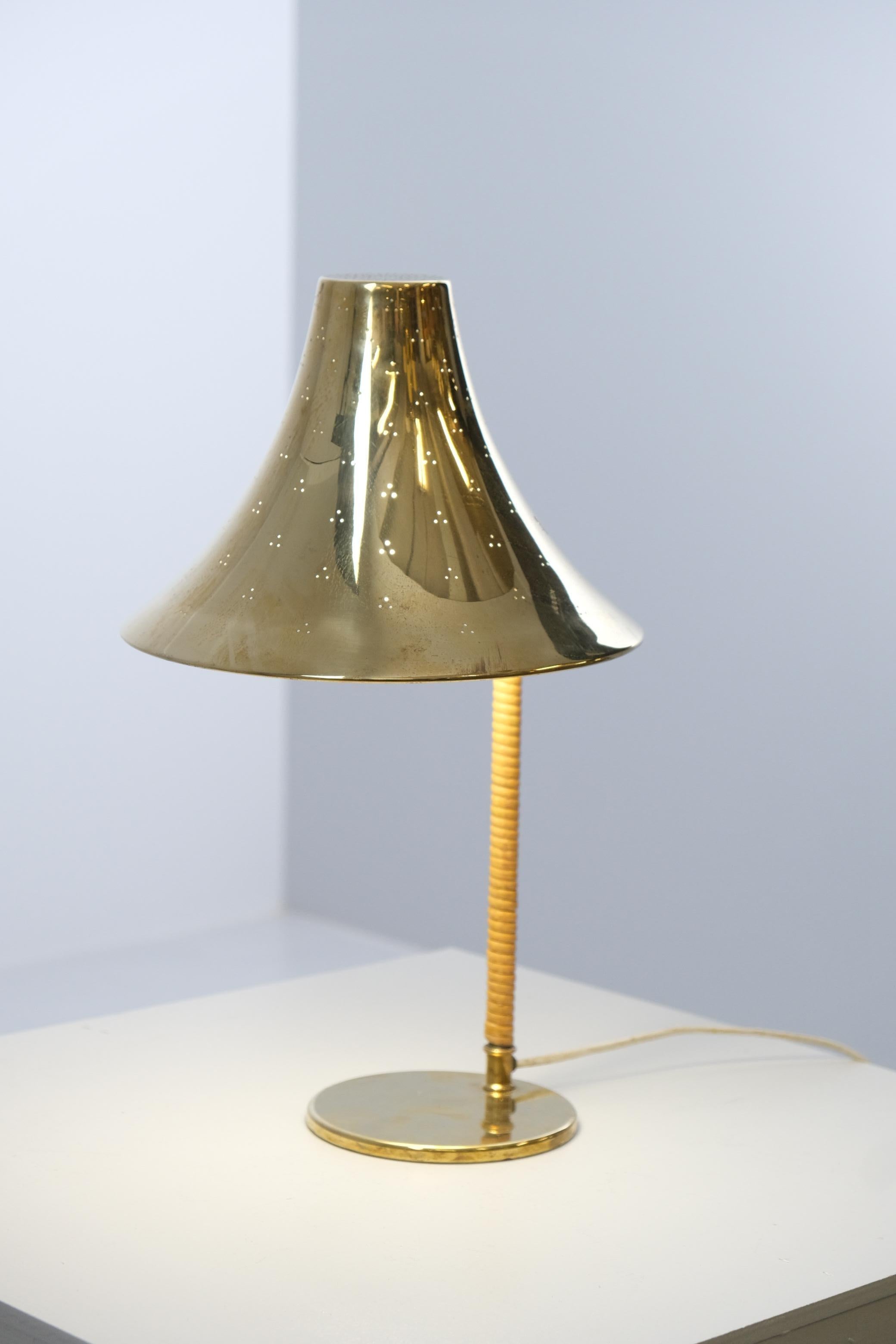 Finlandese Lampada da tavolo in ottone traforato e rattan 9208 di Paavo Tynell, Taito, 1940 in vendita