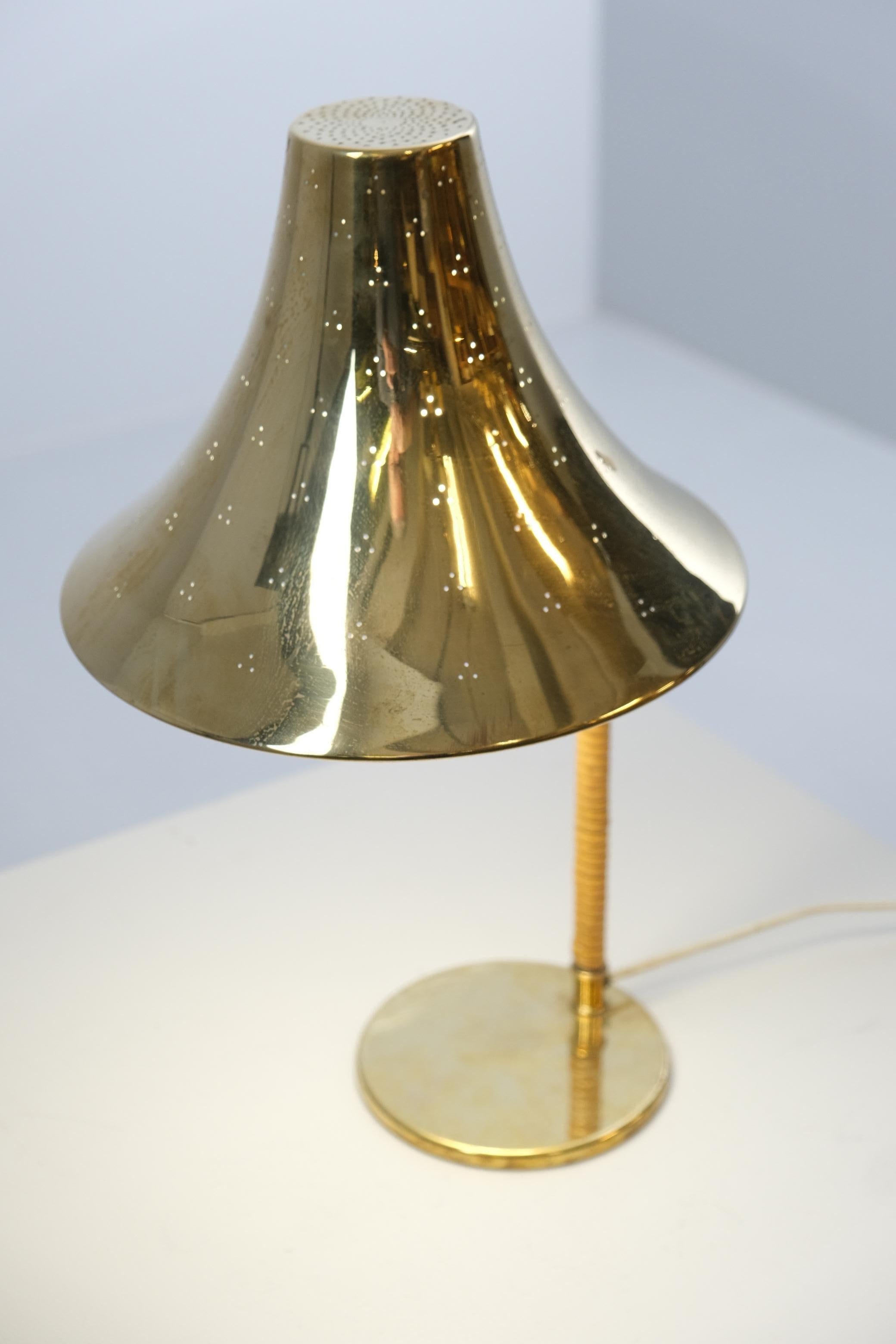 Lampada da tavolo in ottone traforato e rattan 9208 di Paavo Tynell, Taito, 1940 In condizioni buone in vendita a Helsinki, FI