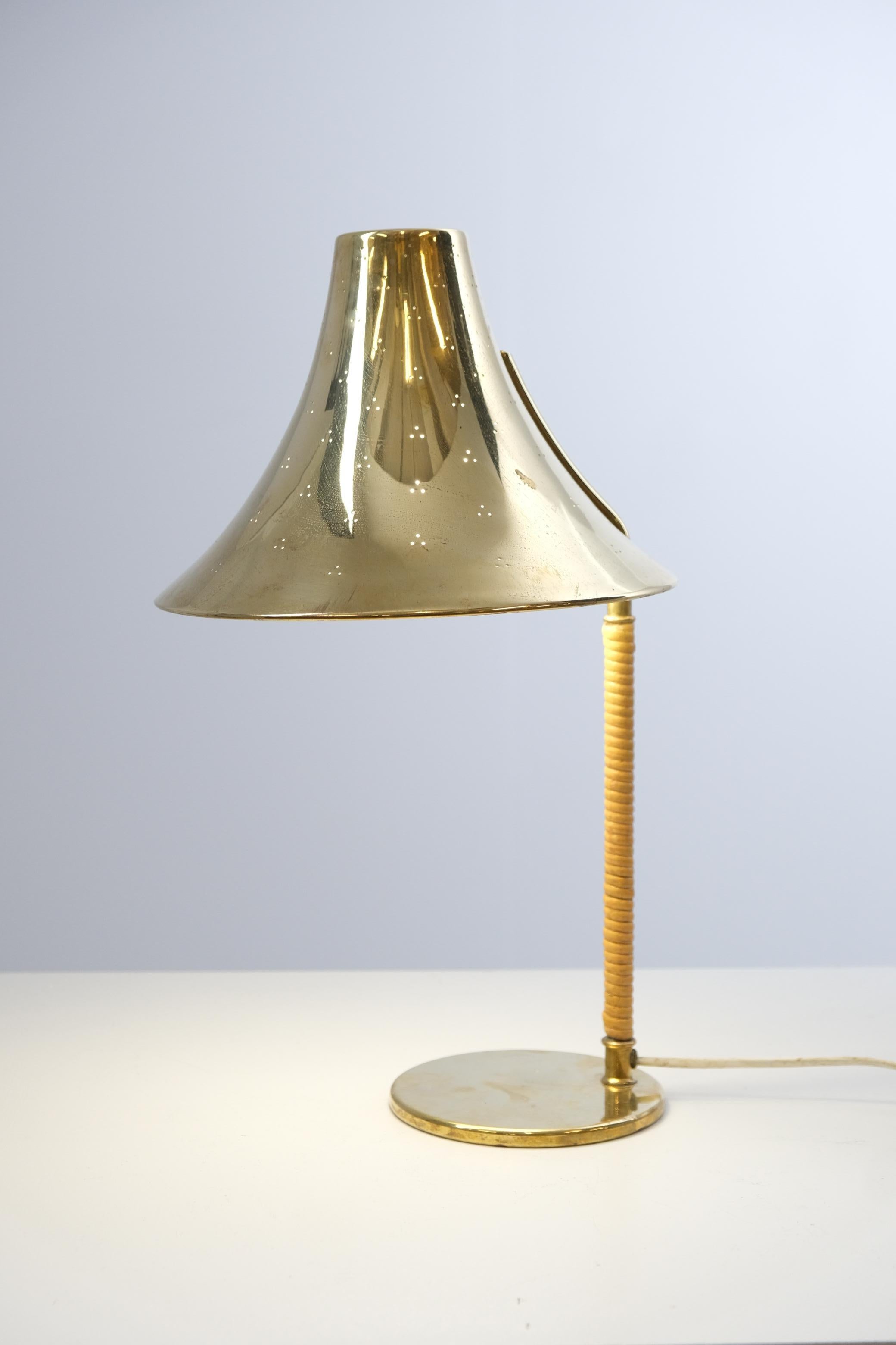 Metà XX secolo Lampada da tavolo in ottone traforato e rattan 9208 di Paavo Tynell, Taito, 1940 in vendita