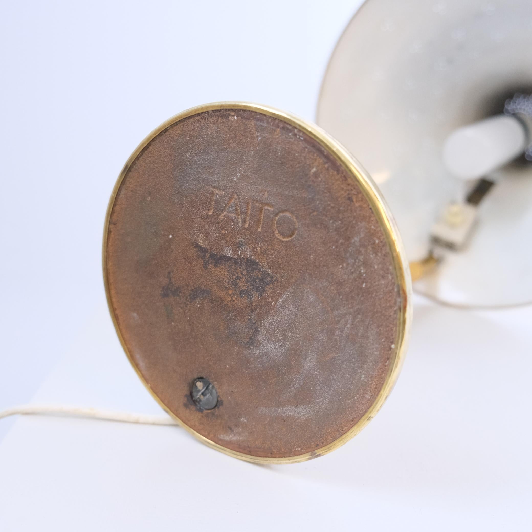 Lampada da tavolo in ottone traforato e rattan 9208 di Paavo Tynell, Taito, 1940 in vendita 1