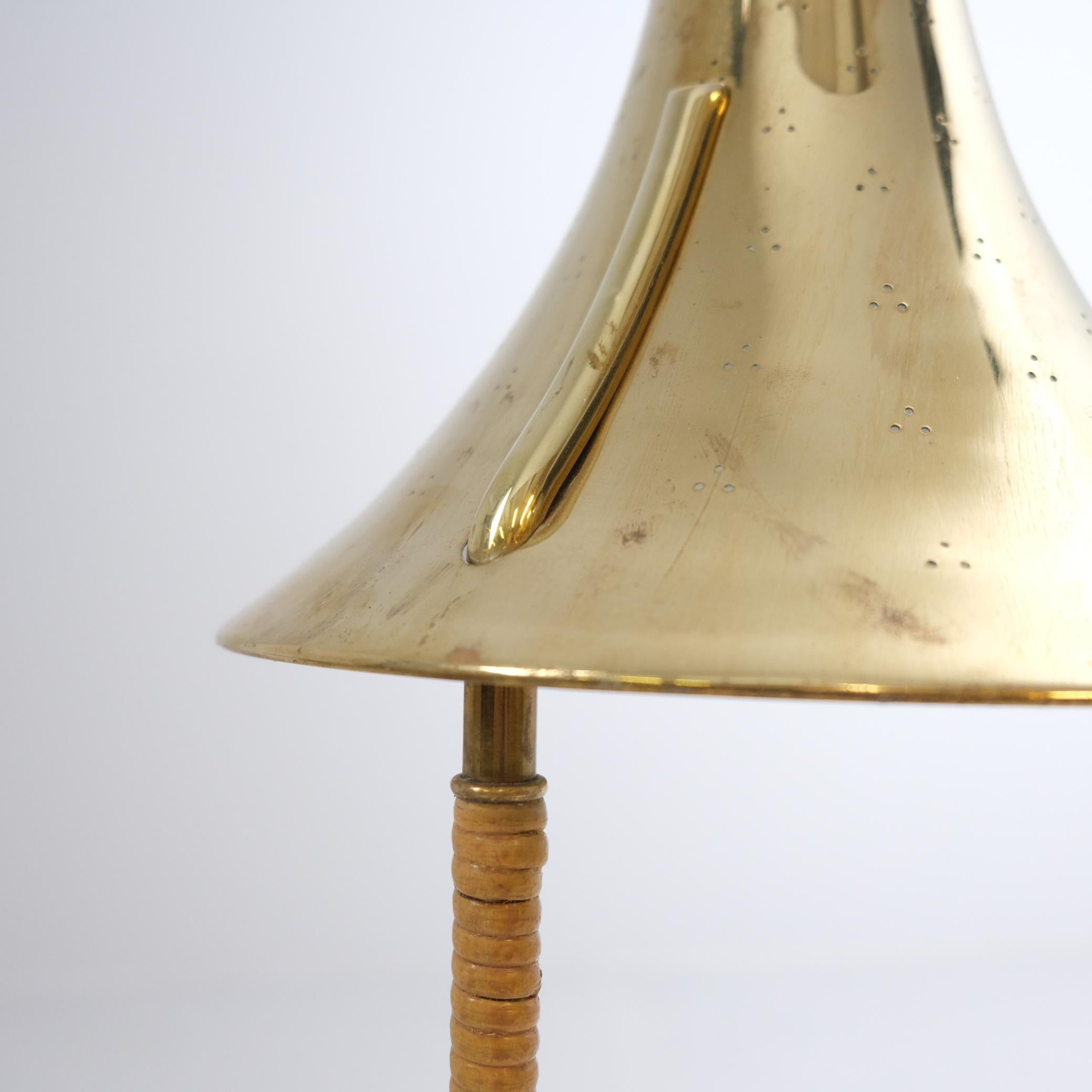Lampada da tavolo in ottone traforato e rattan 9208 di Paavo Tynell, Taito, 1940 in vendita 2