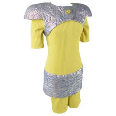 Un Conjunto de Alta Costura Paco Rabanne en Punto Amarillo y Papier Fou- Primavera Verano 1991