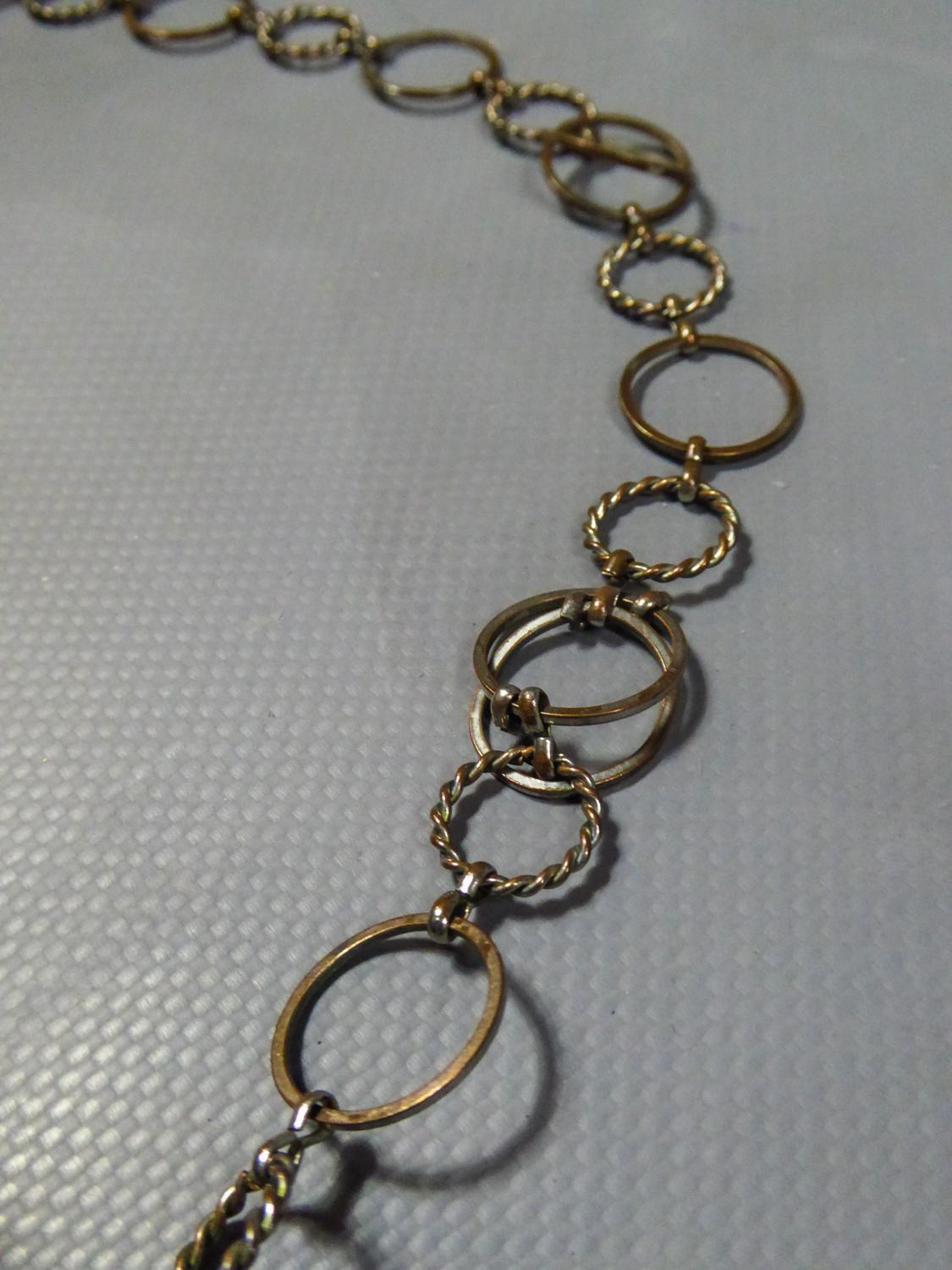 Nero Una pochette da sera di Paco Rabanne in pelle e pad color kaki, circa 1968 in vendita