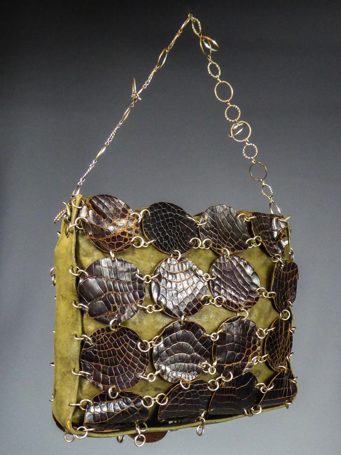 Donna Una pochette da sera di Paco Rabanne in pelle e pad color kaki, circa 1968 in vendita