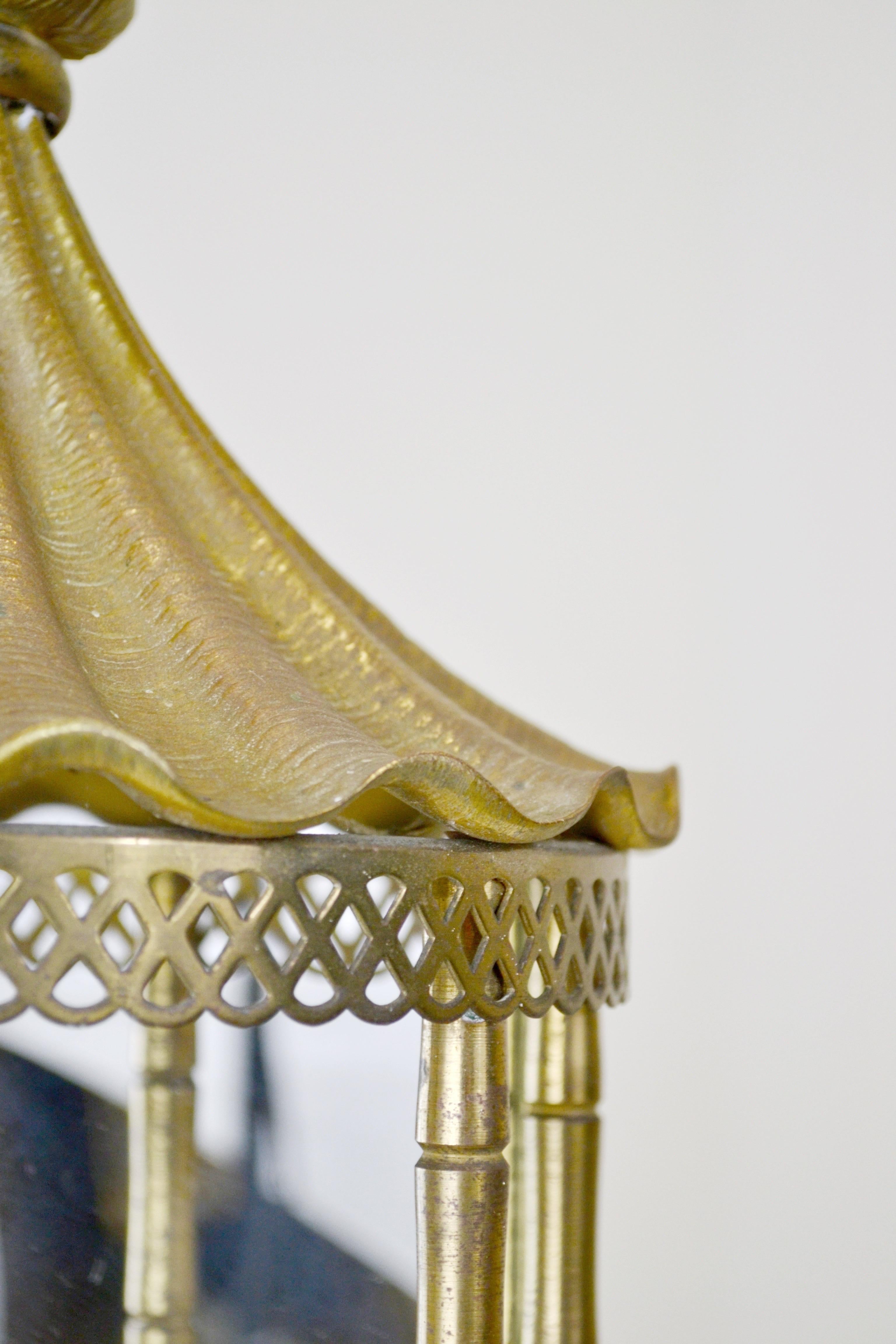 Elegante y muy decorativa linterna en forma de pagoda de bronce dorado y latón, atribuida a la célebre Maison Baguès.

Esta exquisita pieza, que data de la década de 1970, muestra la excepcional artesanía que ha dado fama a Baguès:
- Un tejado de