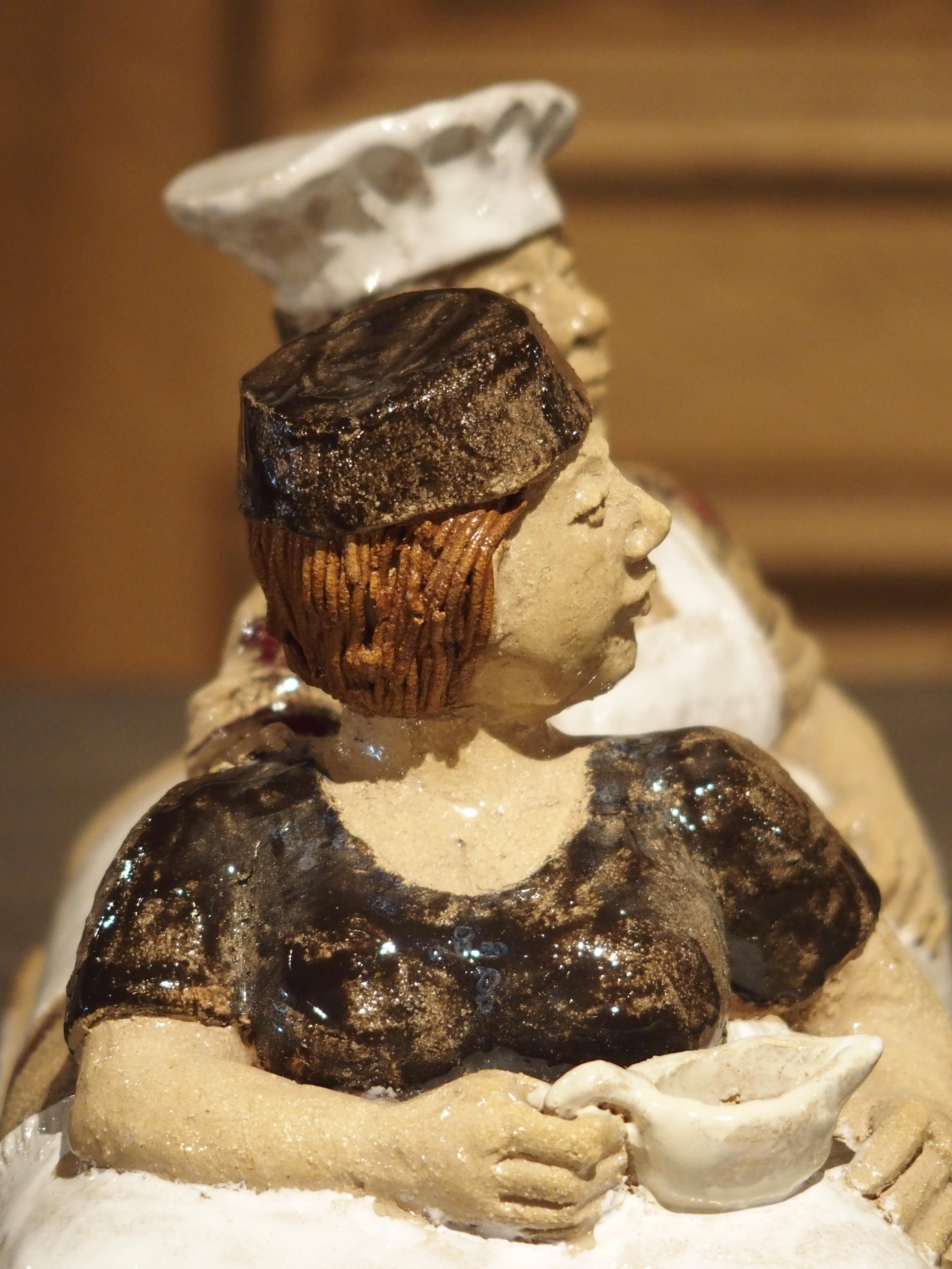 Questo piatto fatto a mano e dipinto proviene dal sud della Francia. Si tratta di una ceramica smaltata realizzata con una miscela di argilla e sabbie fini. Se vuoi cucinare, devi rimuovere la parte superiore e posizionare il piatto inferiore