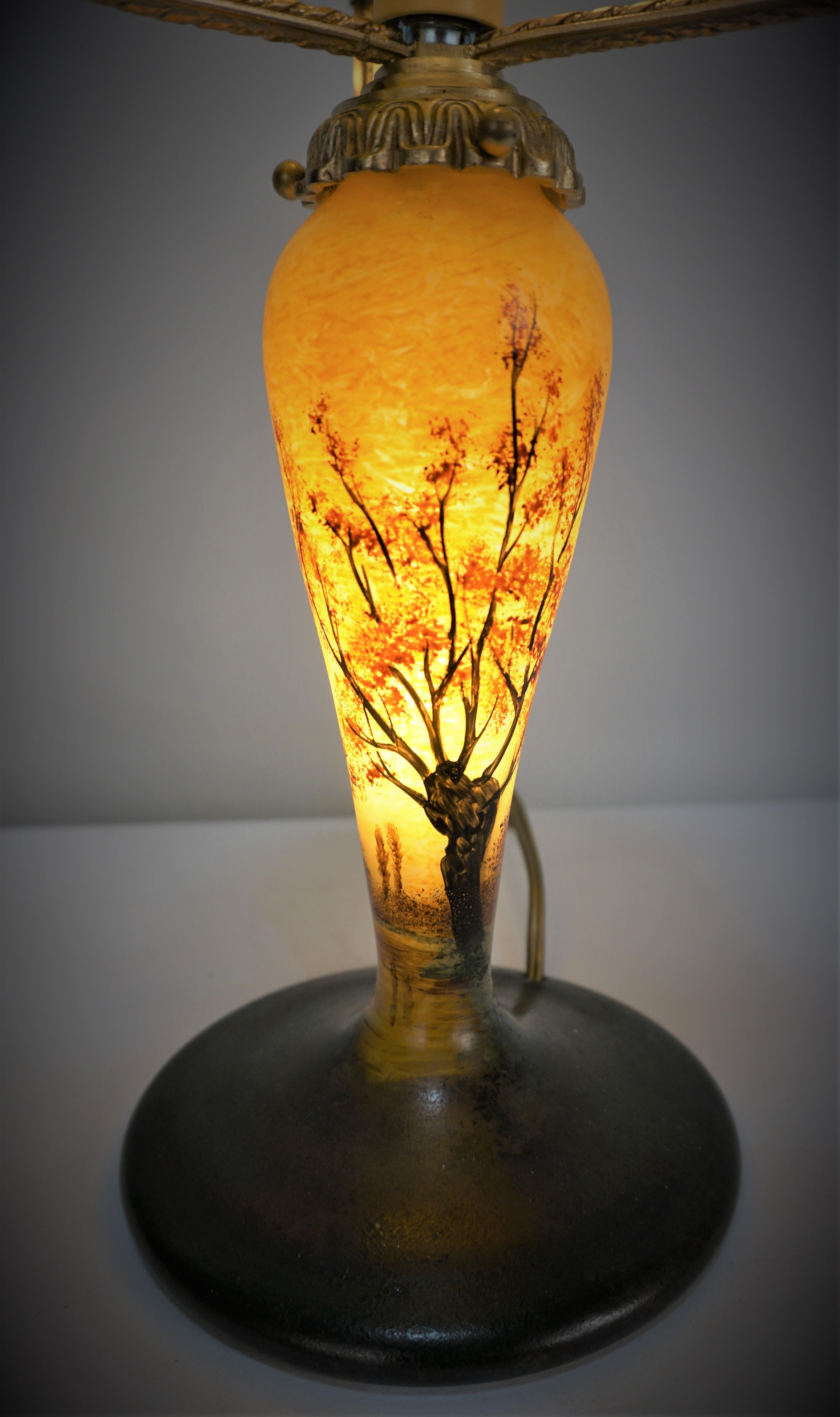Bemalte Glas-Tischlampe von Jean Gauthier, Kreis 1920''s (Französisch) im Angebot