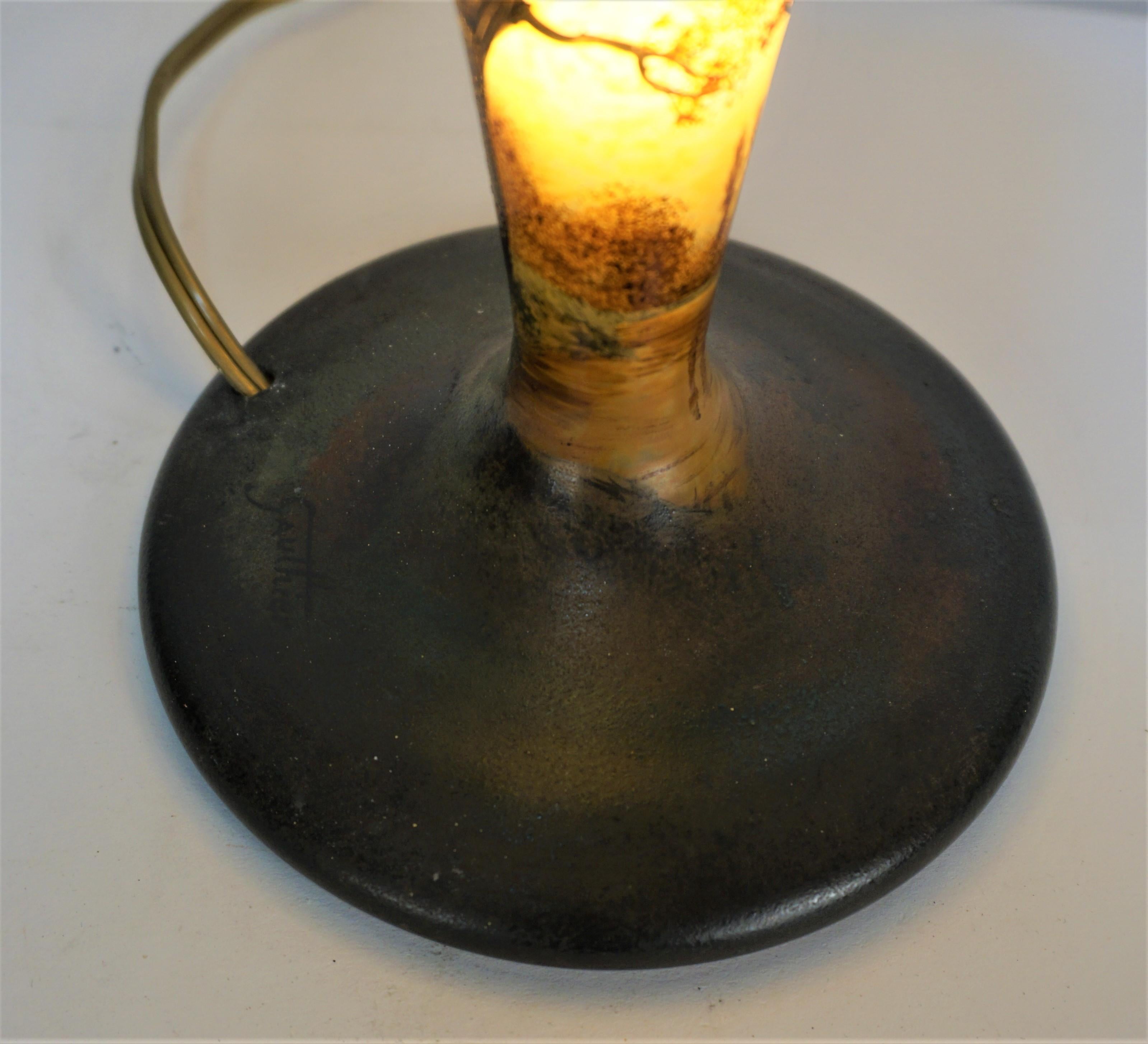 Bemalte Glas-Tischlampe von Jean Gauthier, Kreis 1920''s (Frühes 20. Jahrhundert) im Angebot