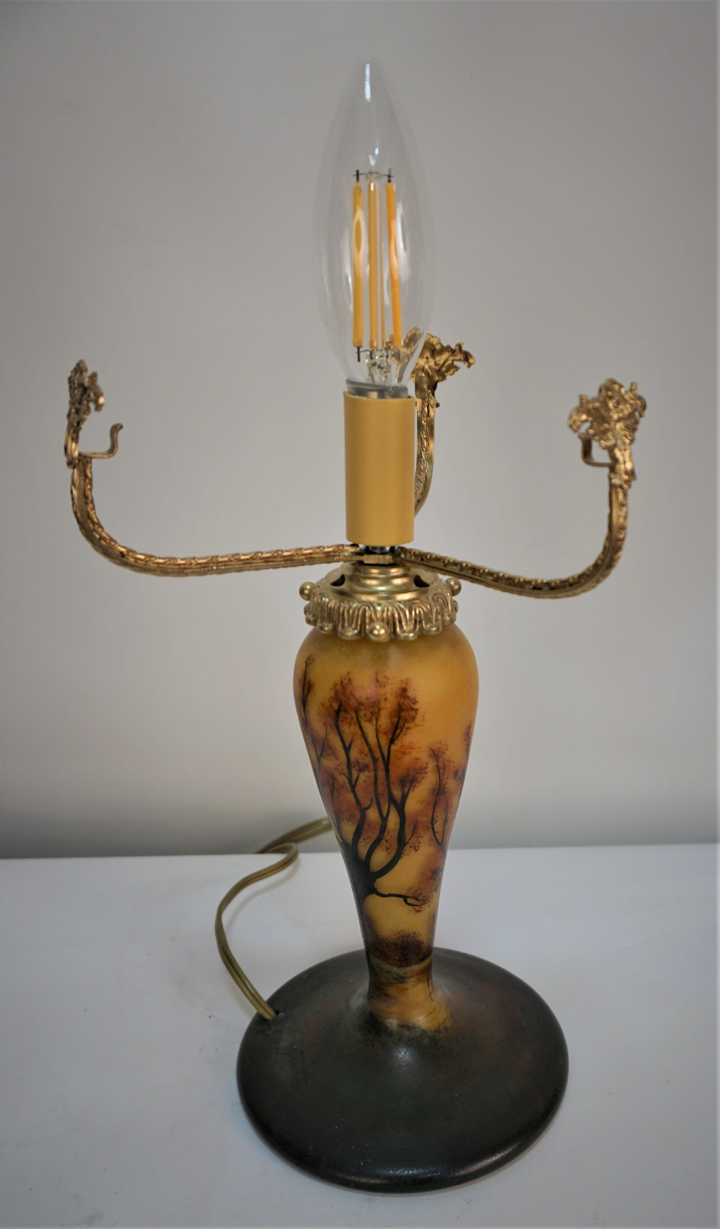 Bemalte Glas-Tischlampe von Jean Gauthier, Kreis 1920''s (Glaskunst) im Angebot