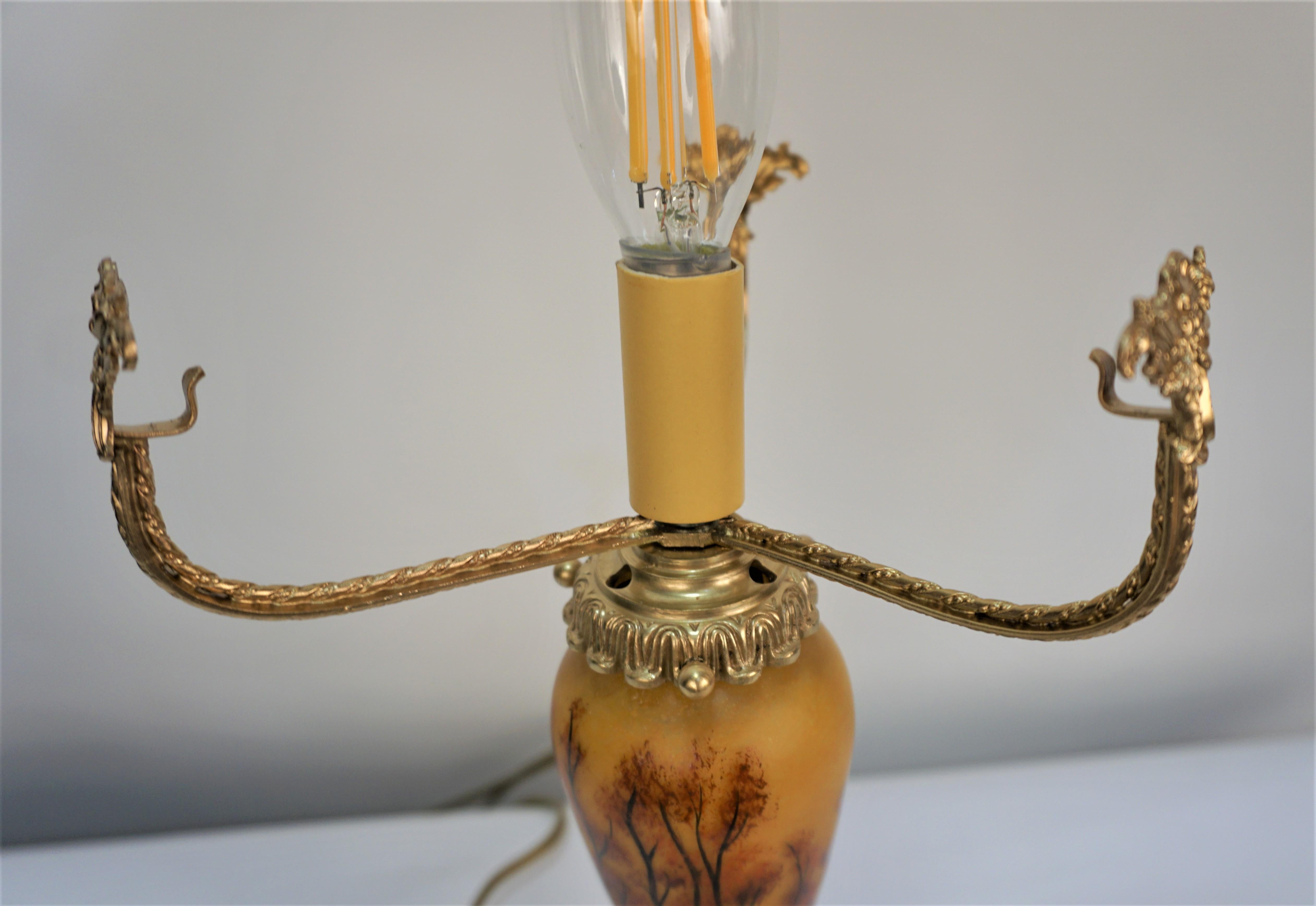 Bemalte Glas-Tischlampe von Jean Gauthier, Kreis 1920''s im Angebot 1