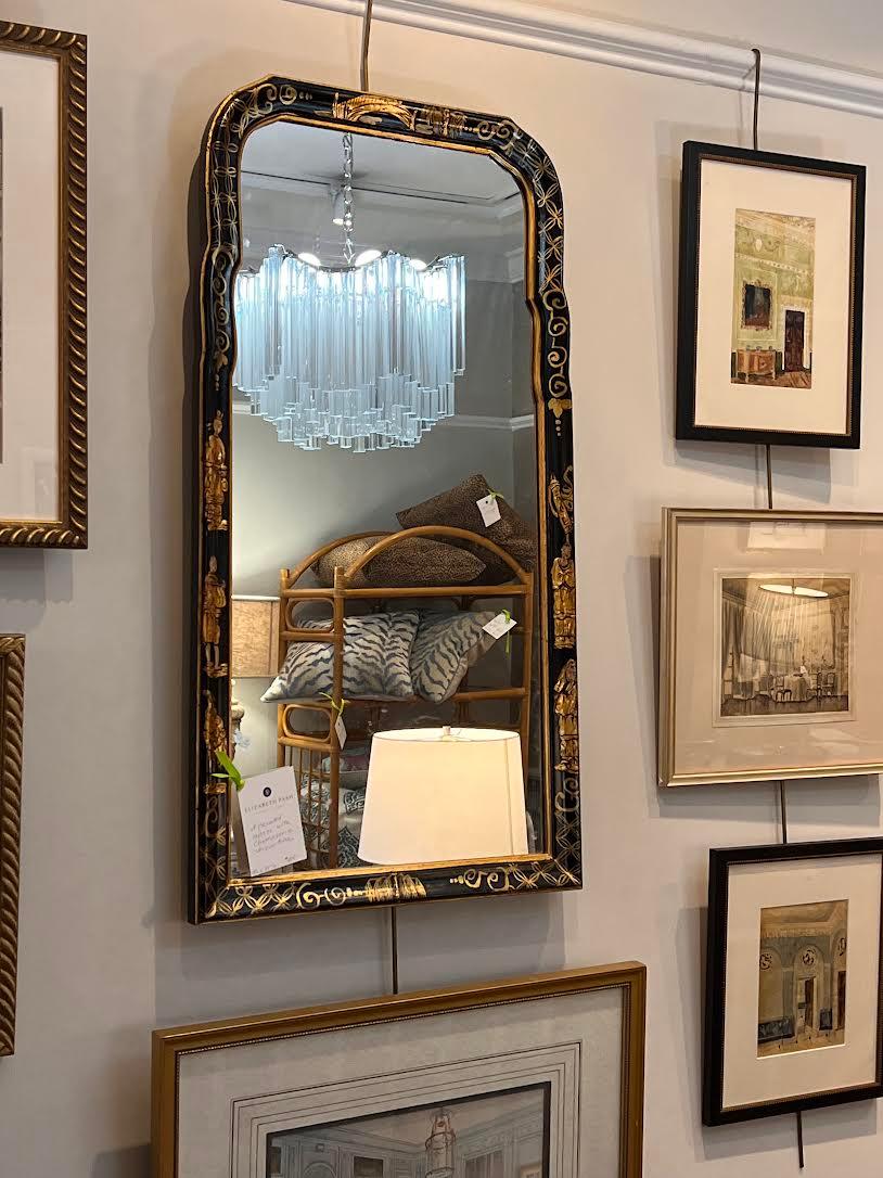 Bemalter Spiegel mit Chinoiserie-Dekoration (Glas) im Angebot