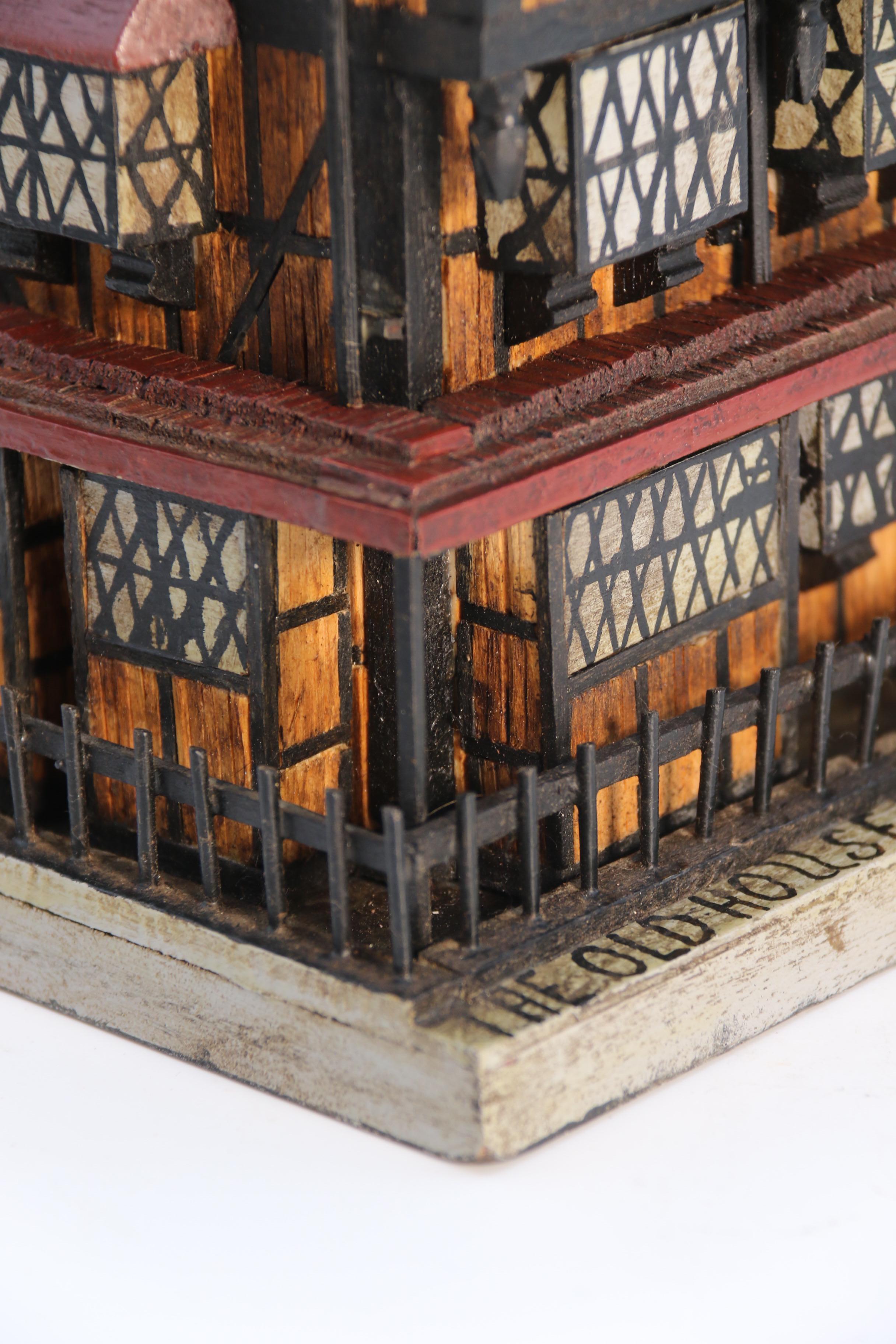 Modèle peint d'une célèbre maison médiévale anglaise construite à partir de bâtons d'allumettes C1910 en vente 4